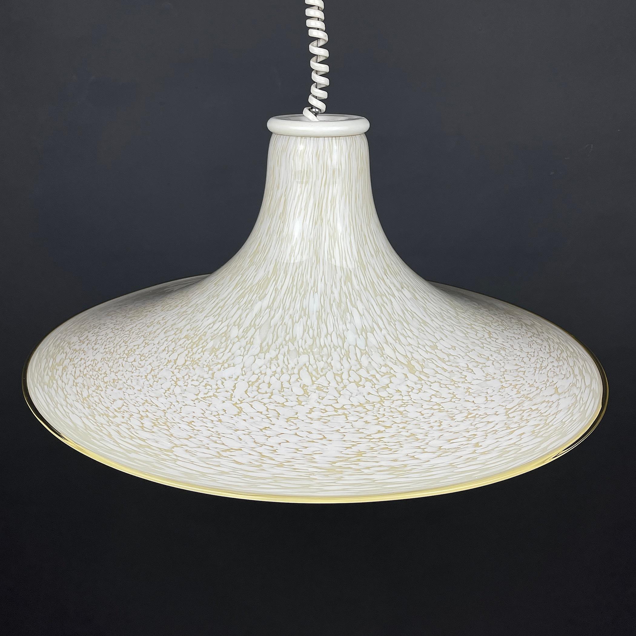 Italiano Lampada a sospensione di metà secolo in vetro di Murano beige Italia anni '70 in vendita