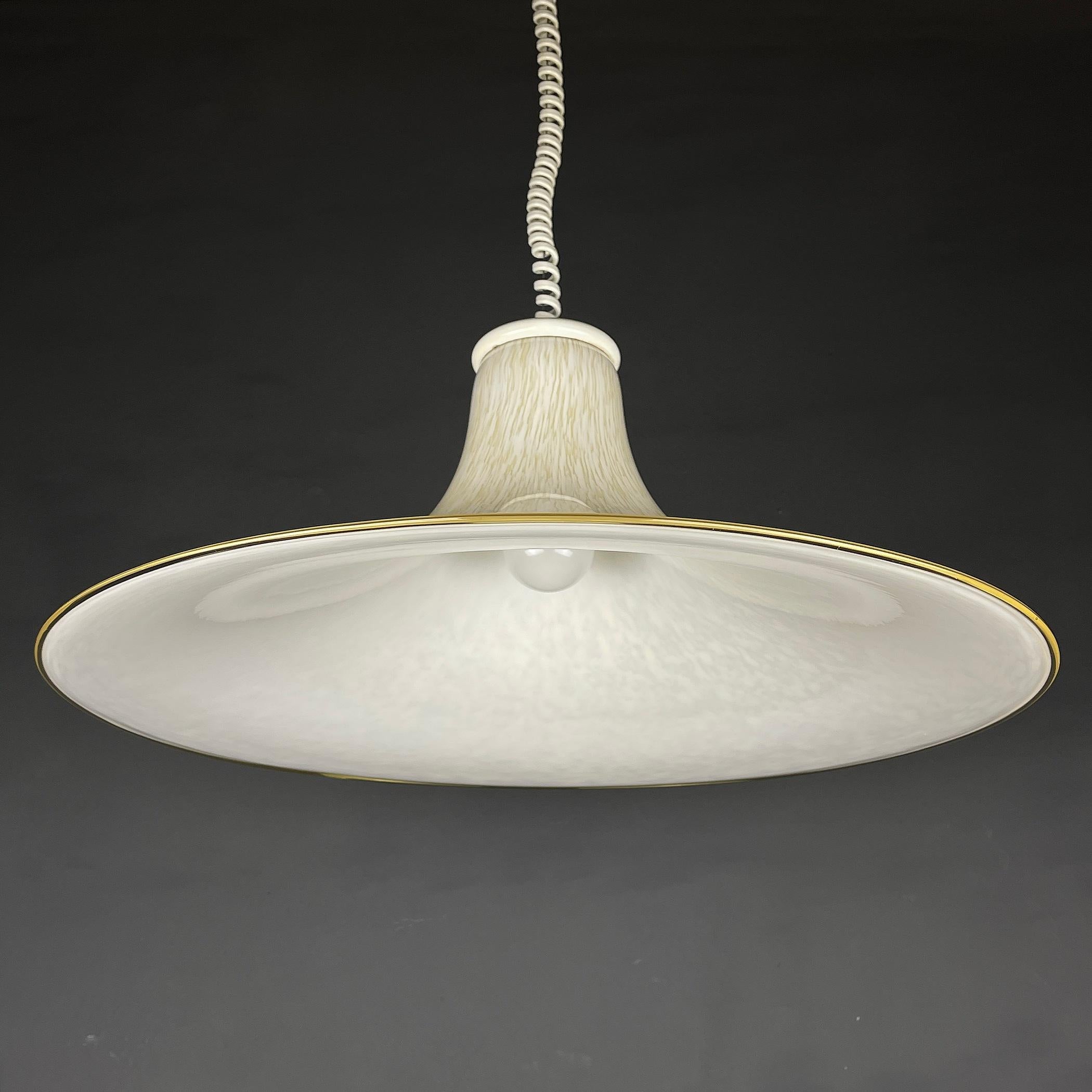 Lampada a sospensione di metà secolo in vetro di Murano beige Italia anni '70 In condizioni buone in vendita a Miklavž Pri Taboru, SI