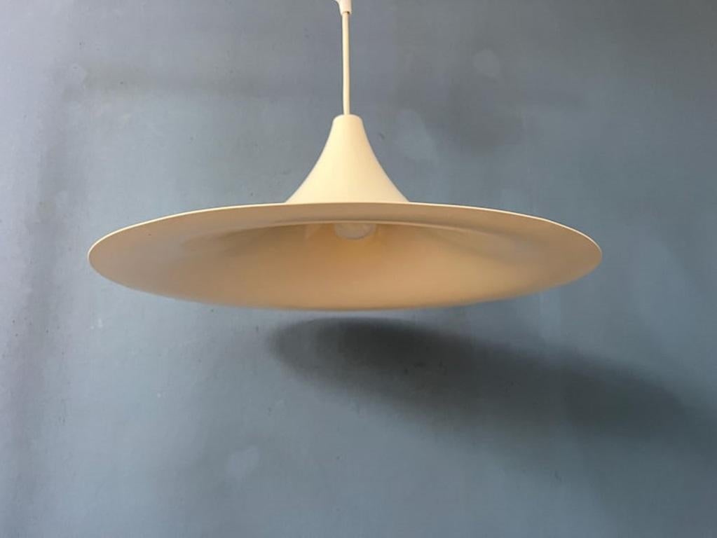 Lampada a sospensione a cappello da strega beige di metà secolo, anni '70 In condizioni ottime in vendita a ROTTERDAM, ZH