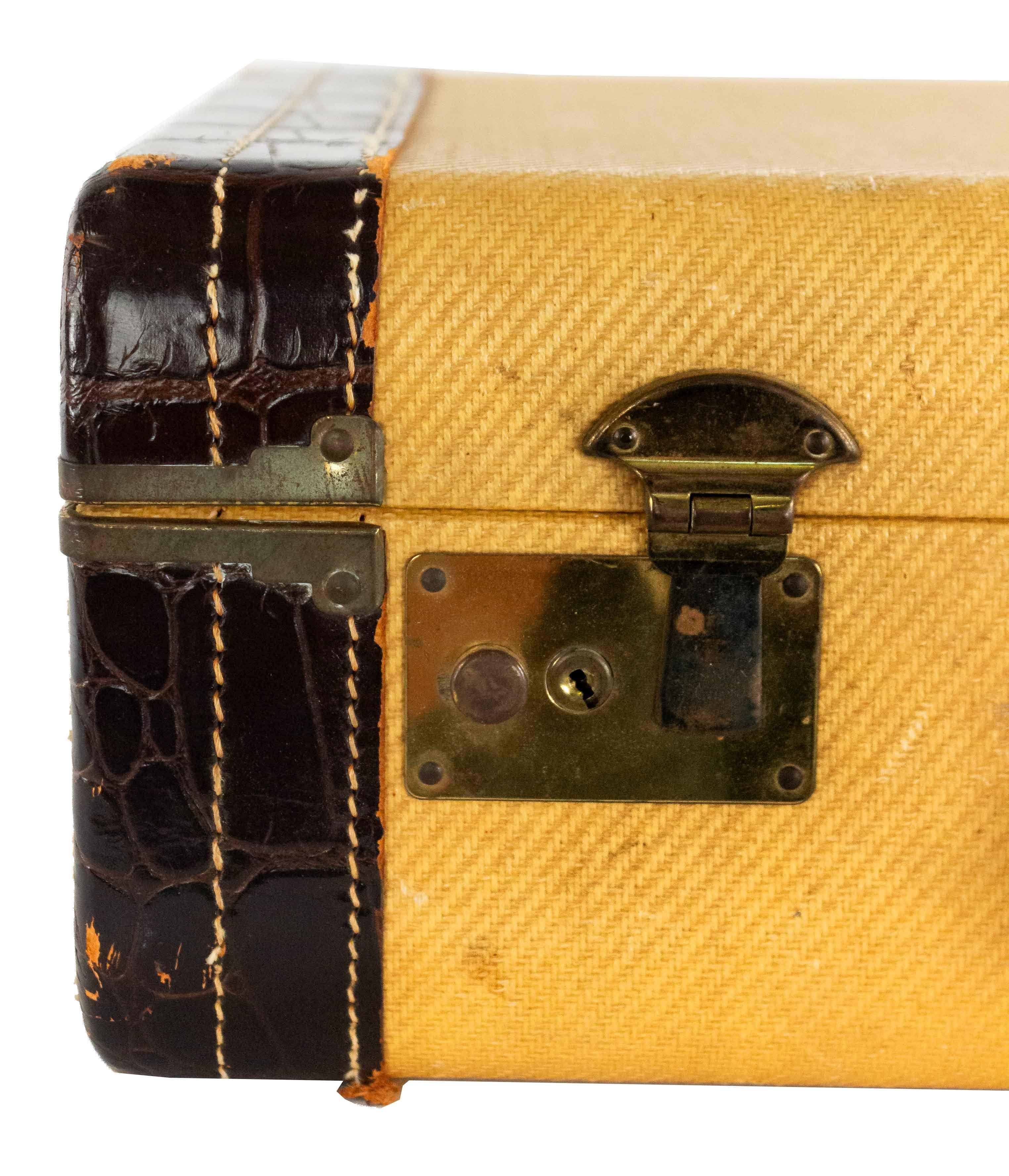 Valise beige du milieu du siècle avec bordure en alligator Bon état - En vente à New York, NY