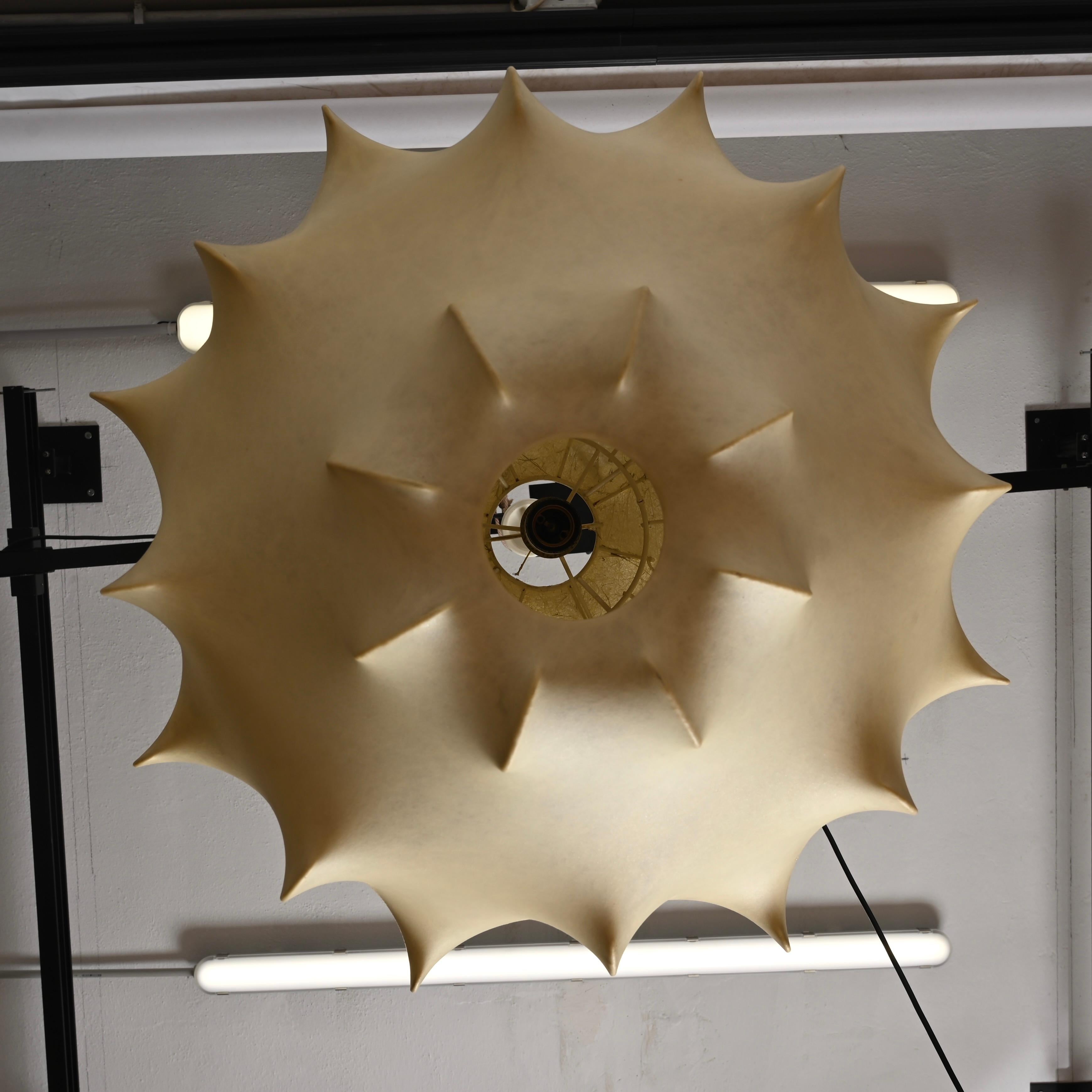 Ciondolo Taraxacum Cocoon beige di metà secolo di Castiglioni per Flos, Italia 1960 1
