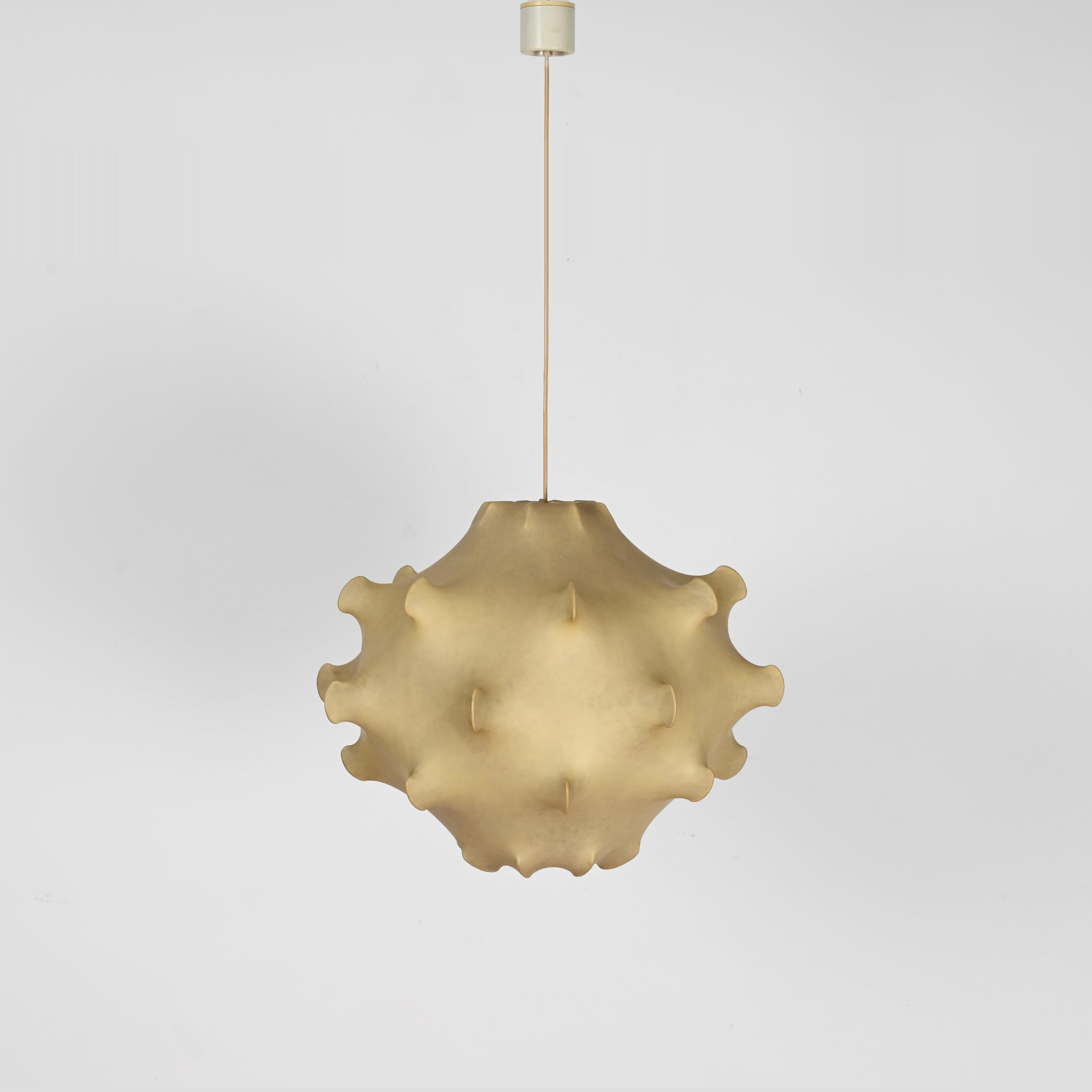 Mid-Century moderno Ciondolo Taraxacum Cocoon beige di metà secolo di Castiglioni per Flos, Italia 1960