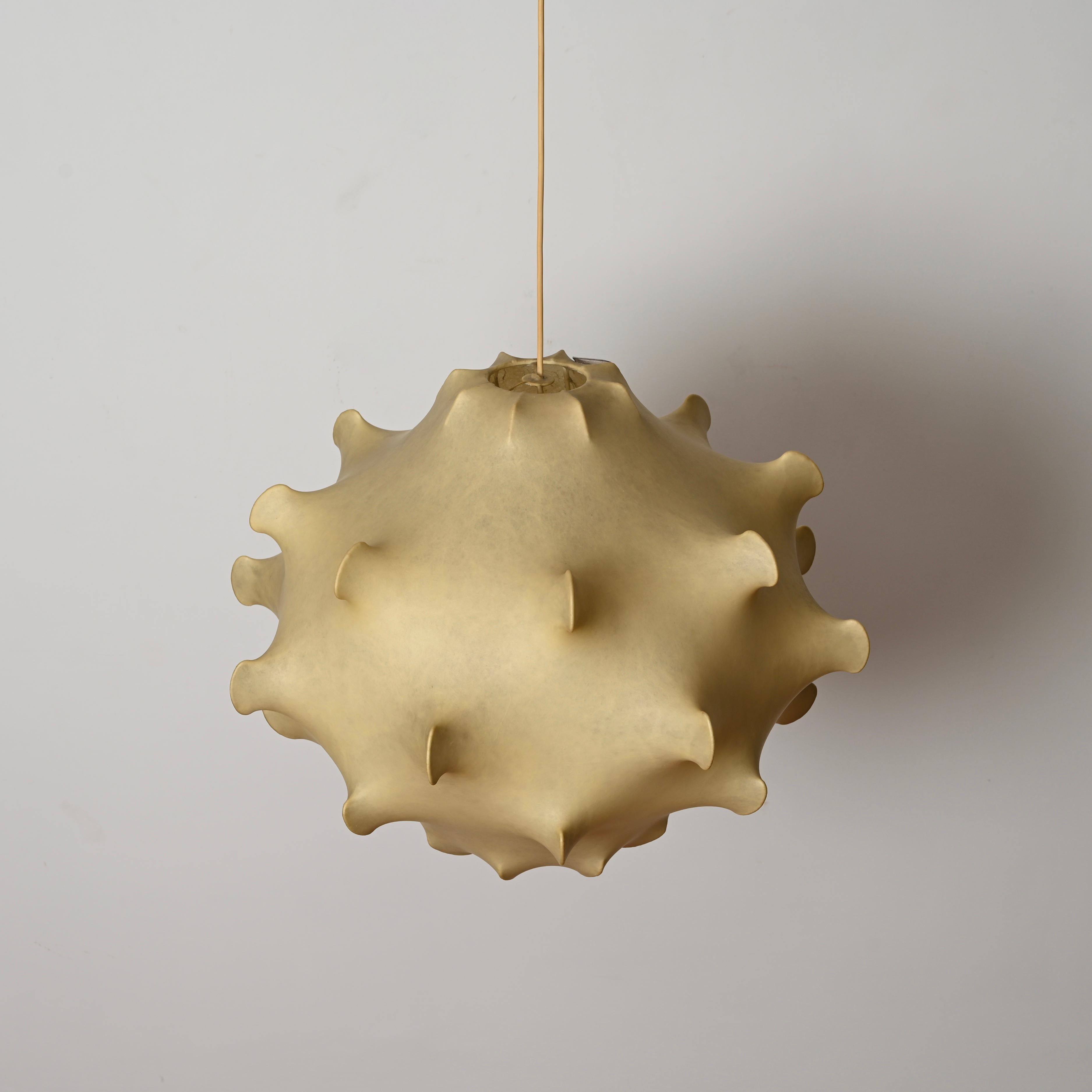 Italiano Ciondolo Taraxacum Cocoon beige di metà secolo di Castiglioni per Flos, Italia 1960