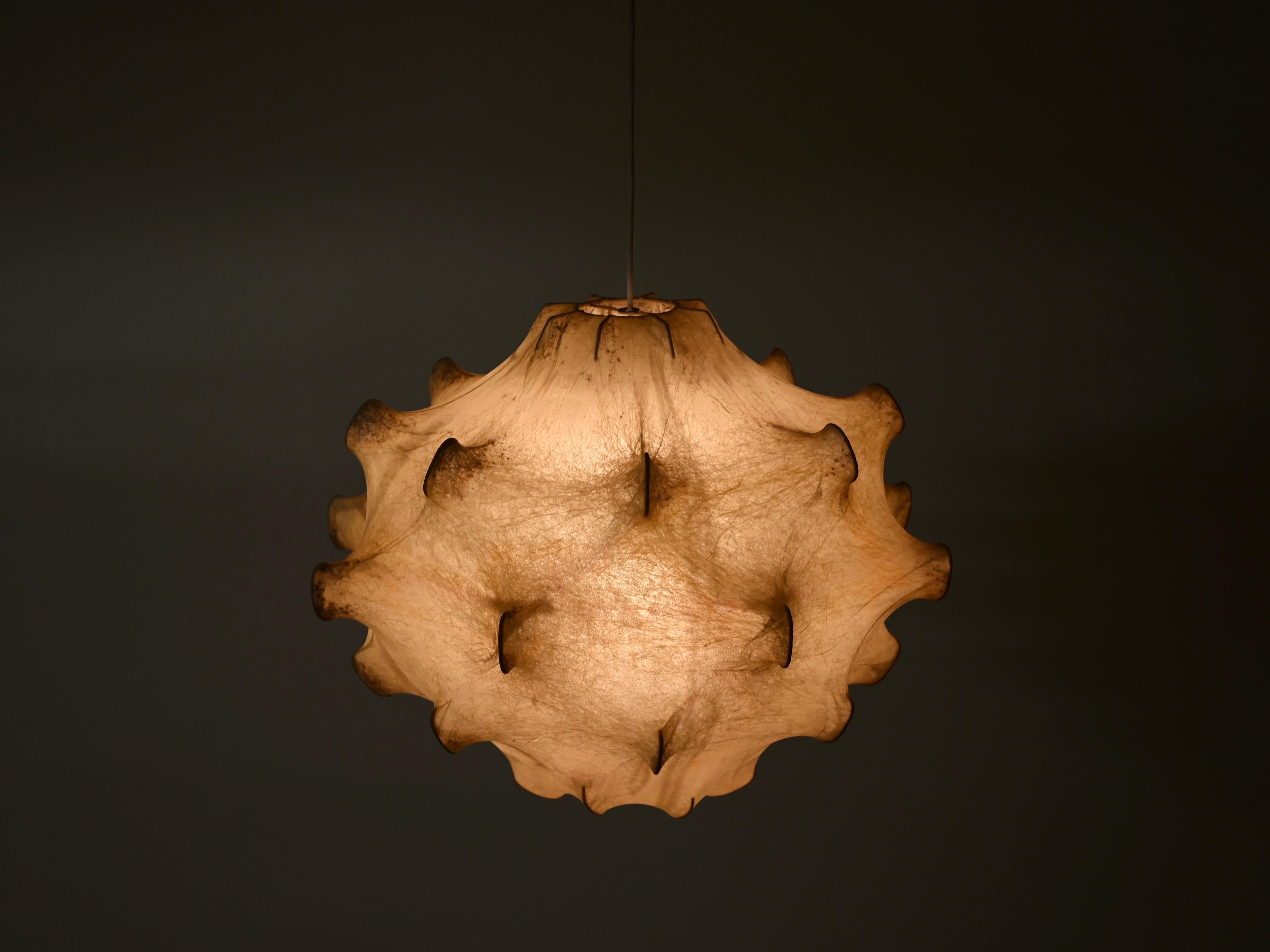Beige Taraxacum- Kokon-Anhänger aus der Mitte des Jahrhunderts von Castiglioni für Flos, Italien 1960er Jahre im Angebot 3