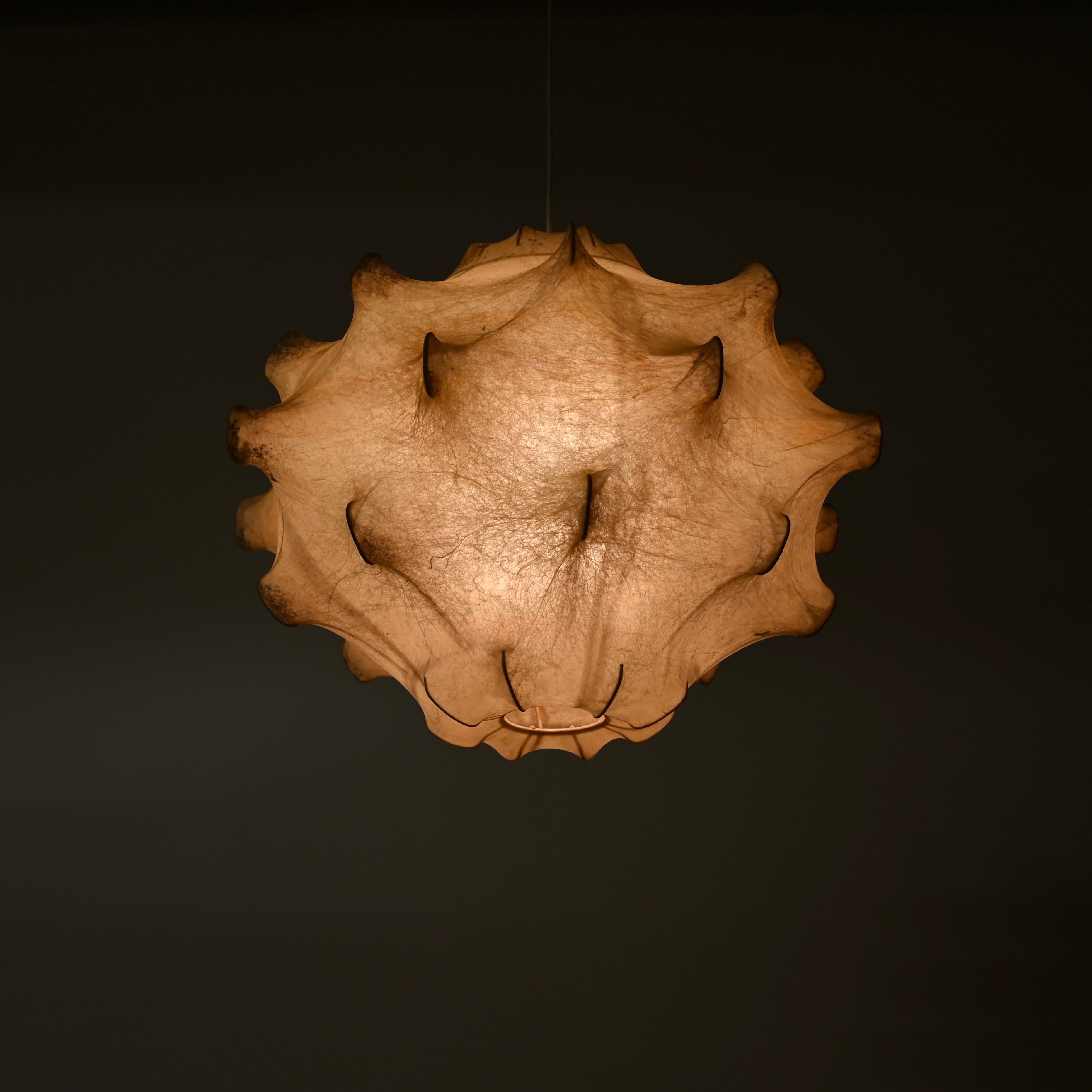 Beige Taraxacum- Kokon-Anhänger aus der Mitte des Jahrhunderts von Castiglioni für Flos, Italien 1960er Jahre (Moderne der Mitte des Jahrhunderts) im Angebot