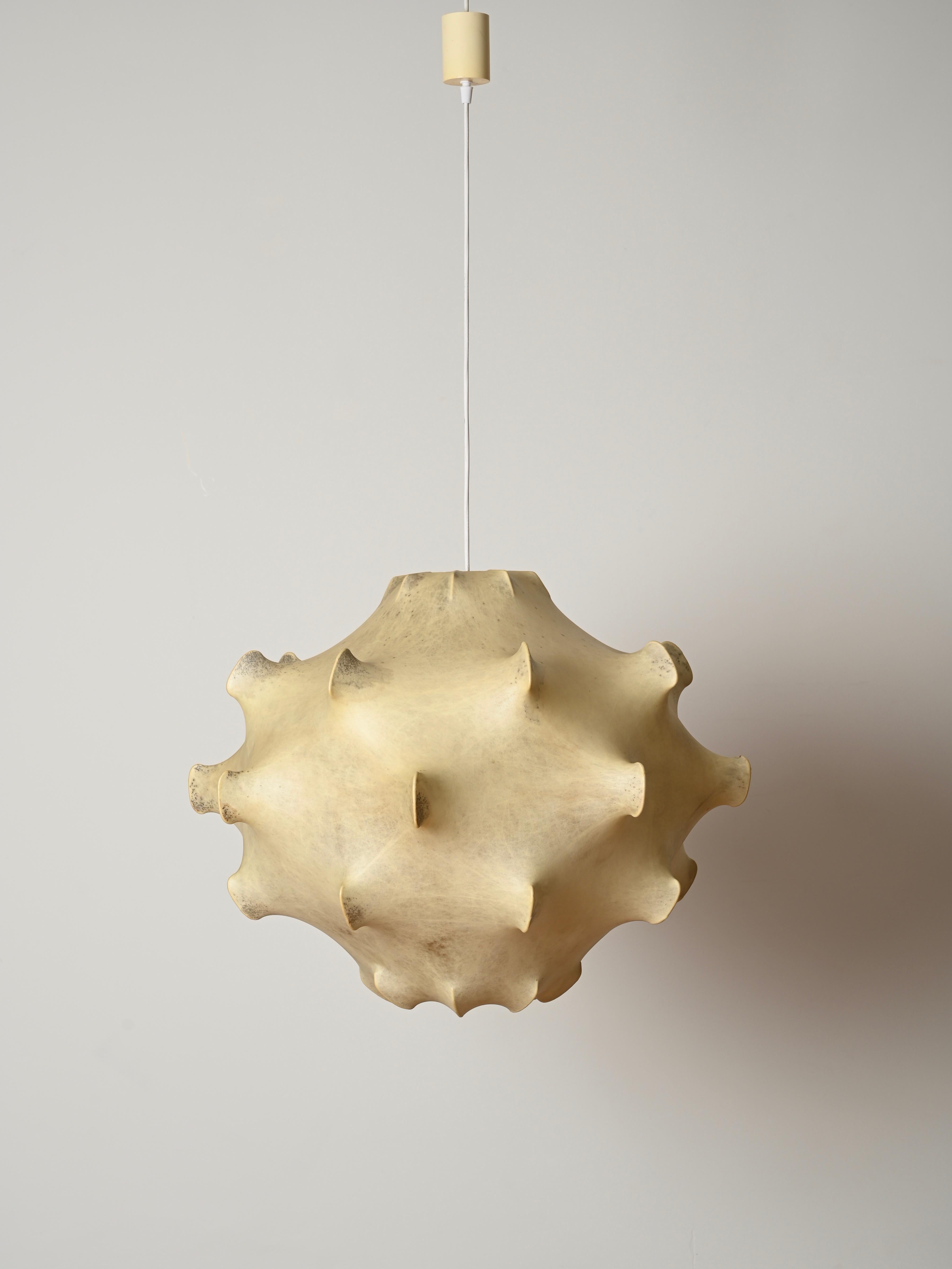 Beige Taraxacum- Kokon-Anhänger aus der Mitte des Jahrhunderts von Castiglioni für Flos, Italien 1960er Jahre (Italienisch) im Angebot