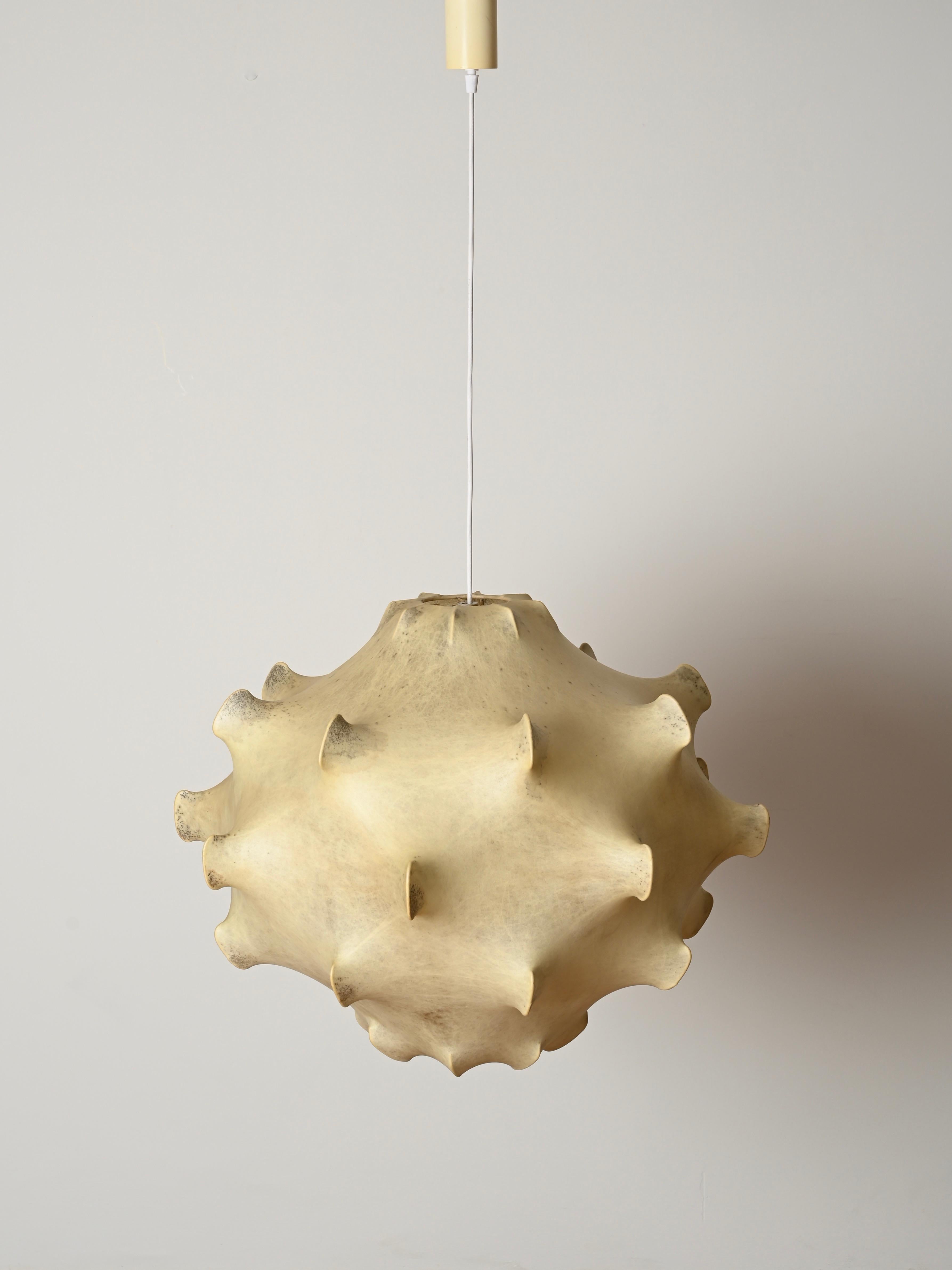 Beige Taraxacum- Kokon-Anhänger aus der Mitte des Jahrhunderts von Castiglioni für Flos, Italien 1960er Jahre im Zustand „Gut“ im Angebot in Roma, IT