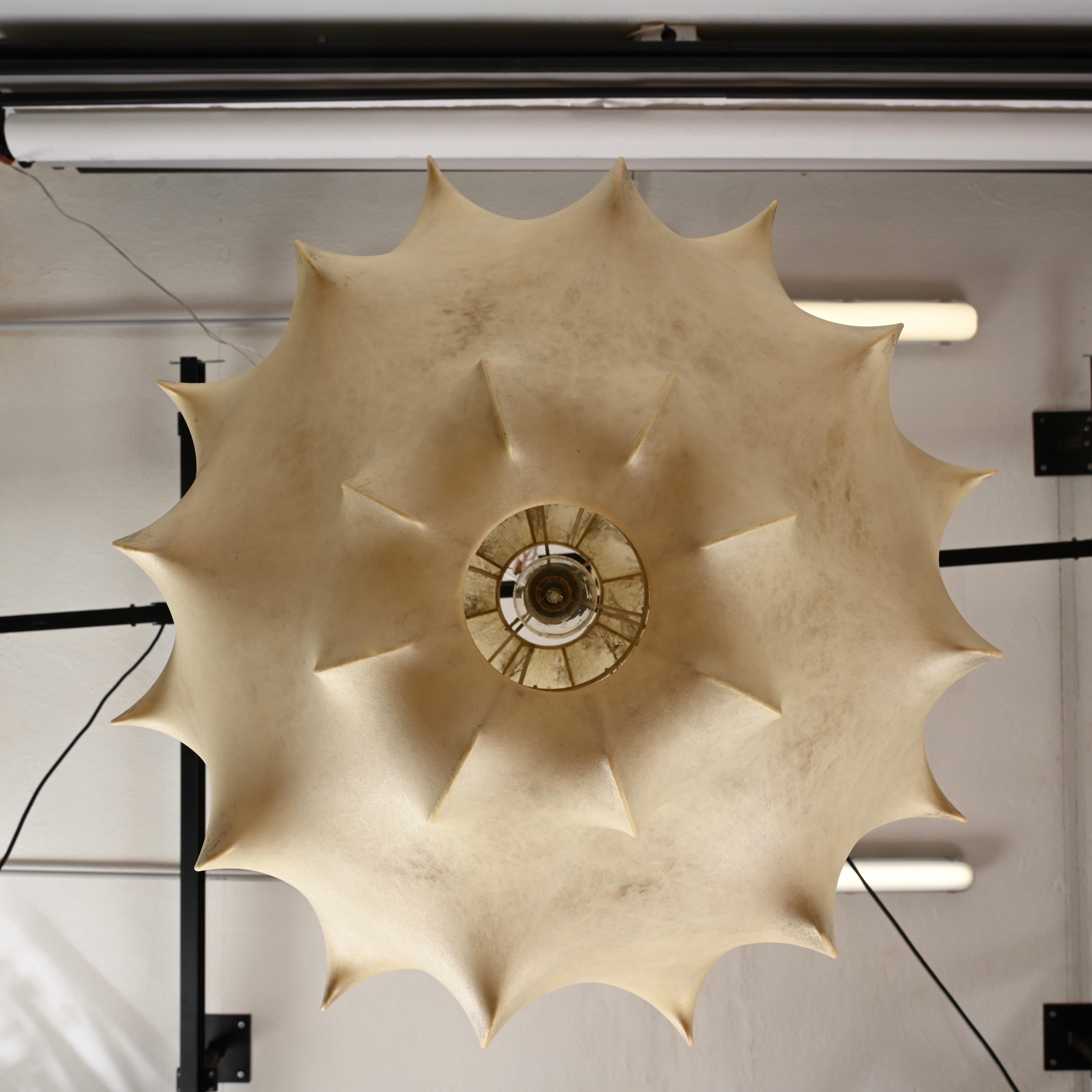 Beige Taraxacum- Kokon-Anhänger aus der Mitte des Jahrhunderts von Castiglioni für Flos, Italien 1960er Jahre (Mitte des 20. Jahrhunderts) im Angebot