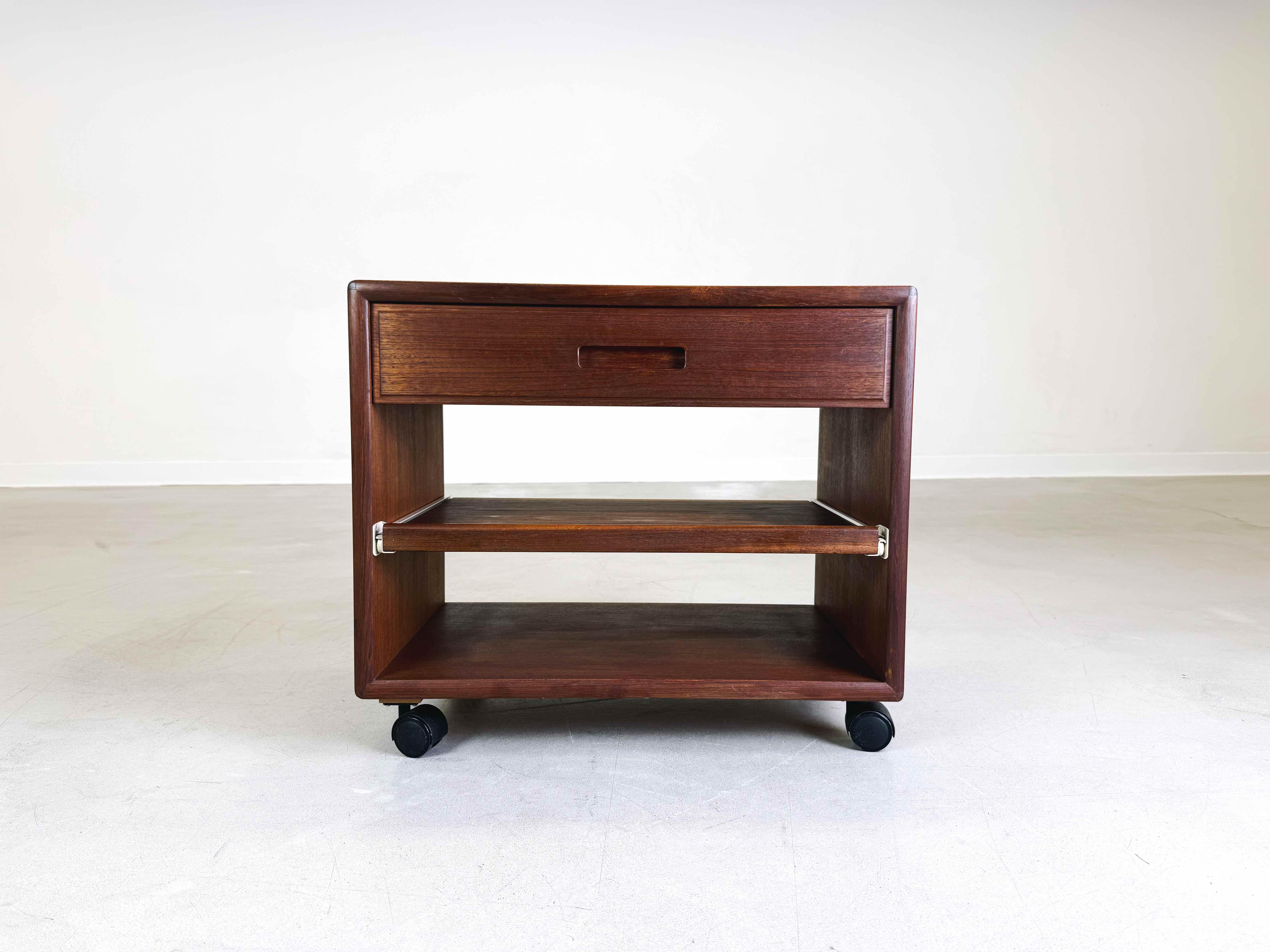 Mid Century Beistelltisch rollbar Telefontisch Couchtisch danish Teak In Excellent Condition In Berlin, DE