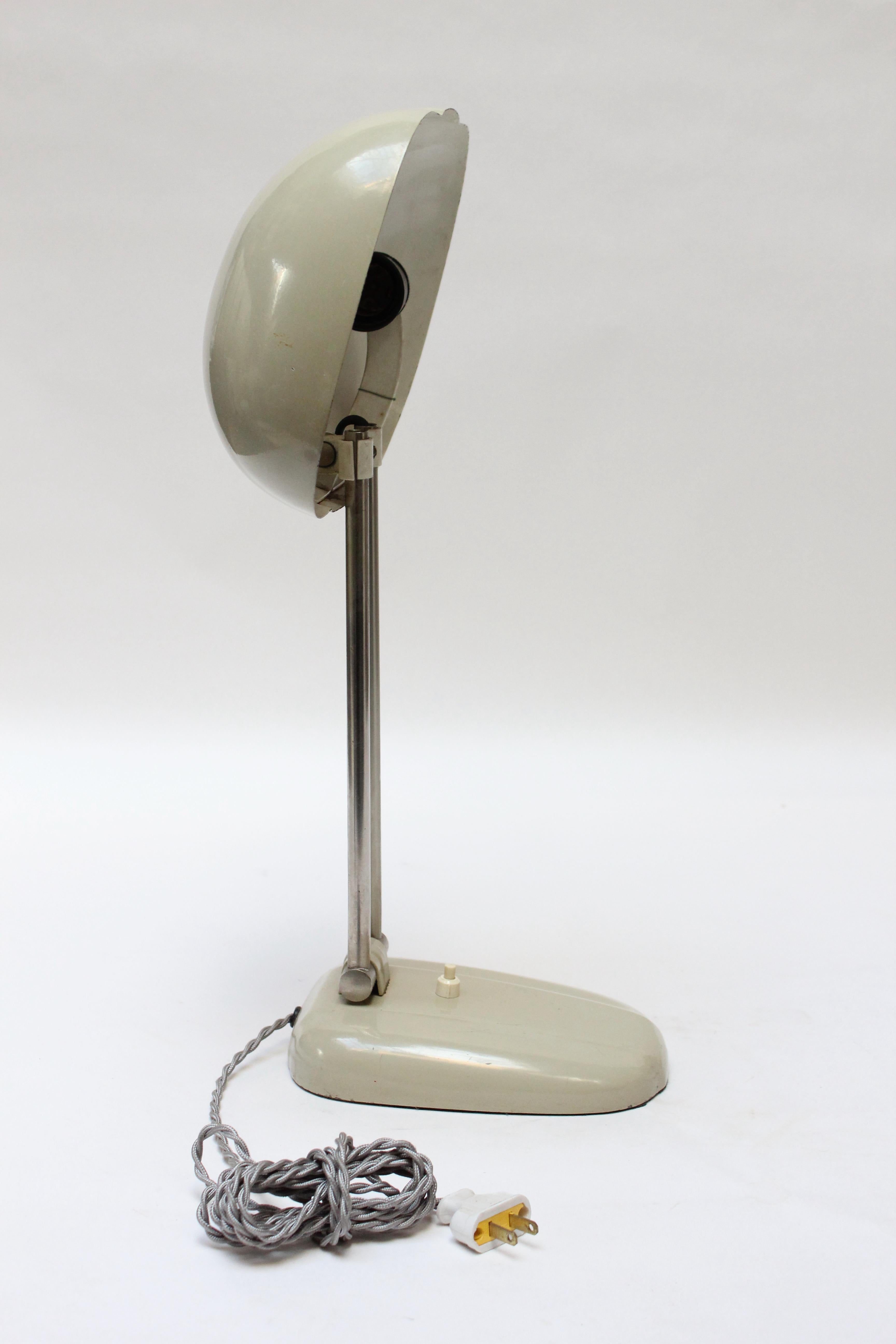 Métal Lampe de table/de bureau réglable belge du milieu du siècle dernier en vente