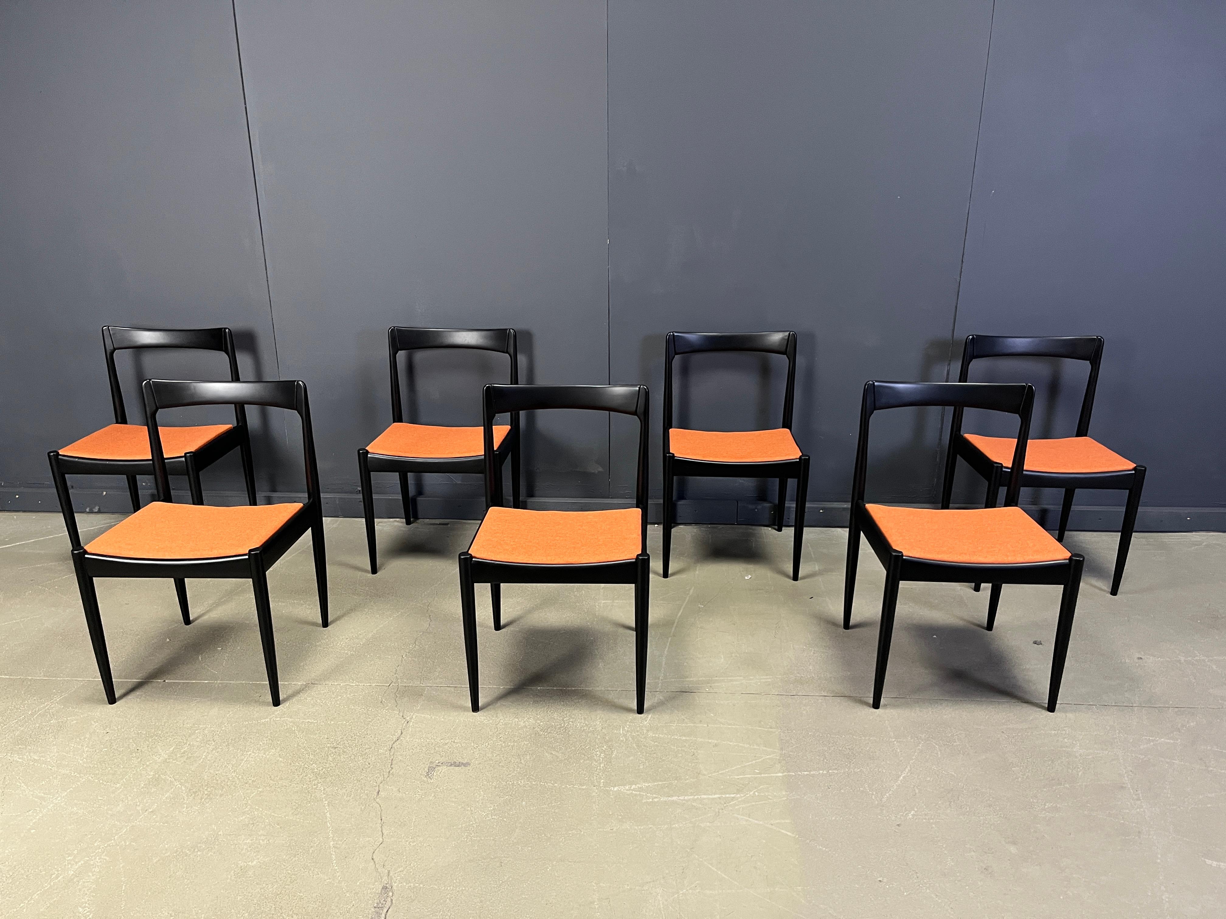 Sillas de comedor de mediados de siglo con armazón negro ebonizado y asientos de tela naranja recién tapizados.

Preciosos marcos finos y elegantes, resistentes y listos para su segunda vida.

Asientos naranja de bonito contraste.

Buen estado

Años