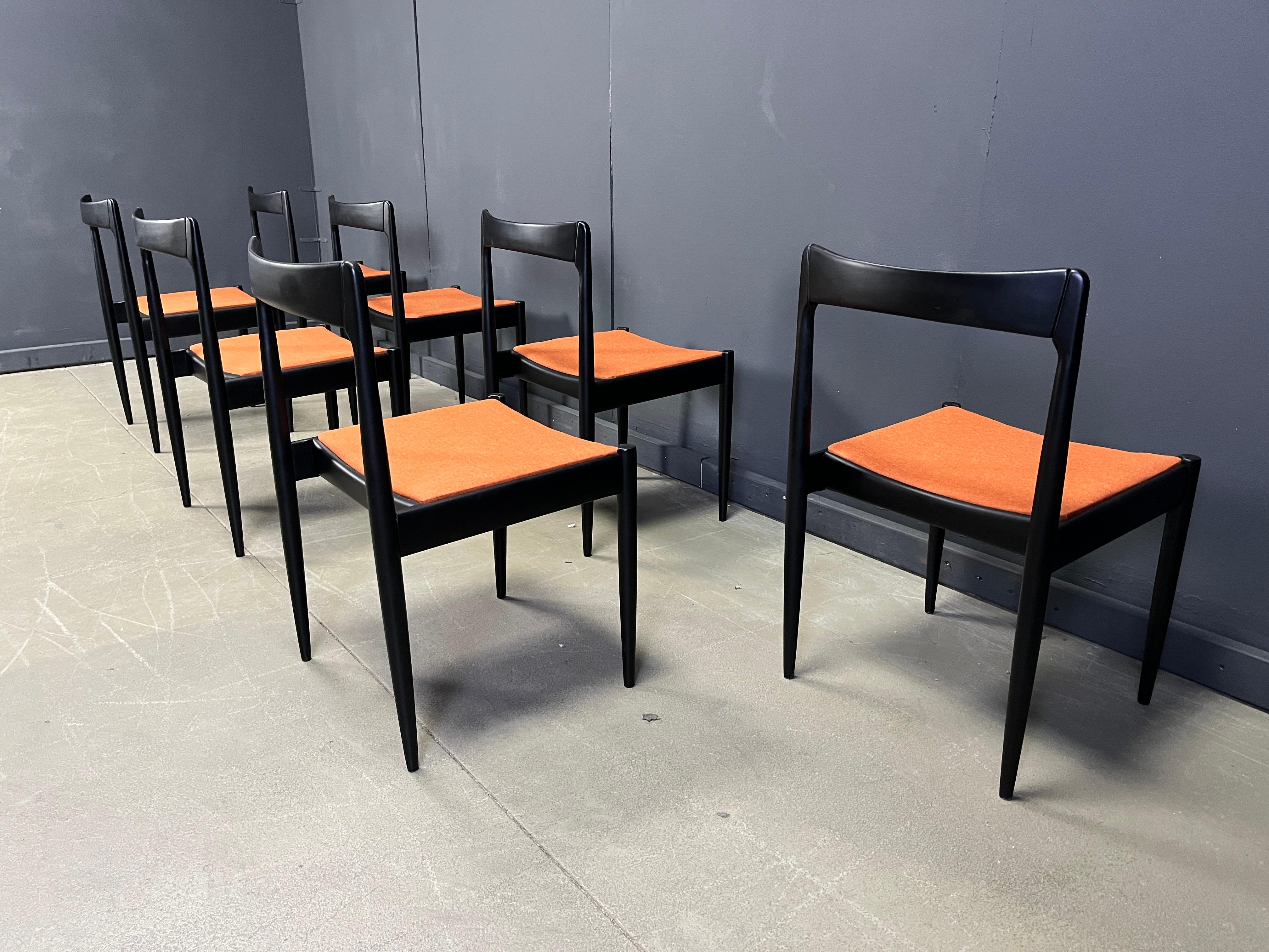 Sillas de comedor belgas de mediados de siglo, años 60 - juego de 7 Tela en venta