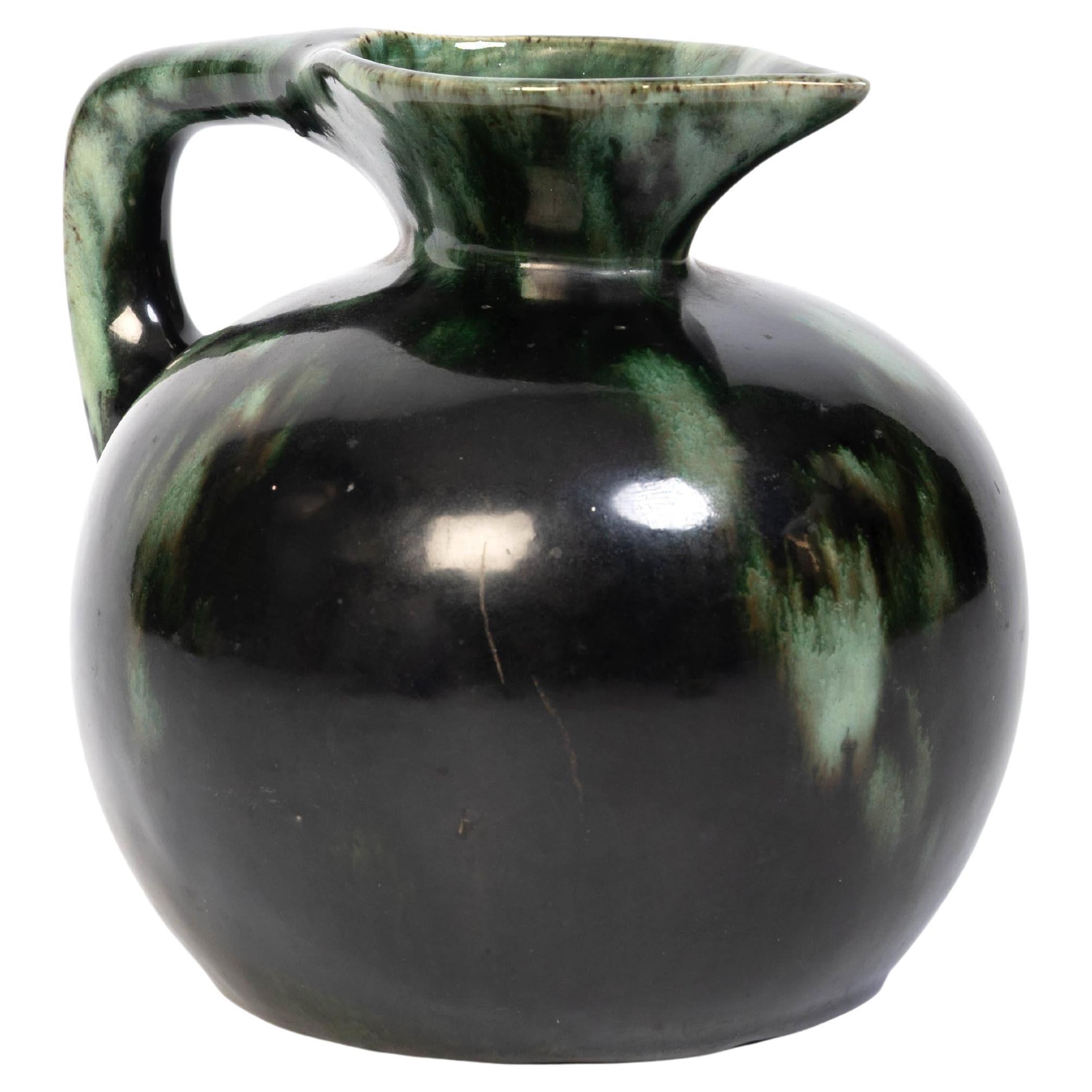 Pichet en poterie émaillée belge du milieu du siècle C.C. C.1960
Glaçure verte vibrante. 
En très bon état, compte tenu de l'âge.