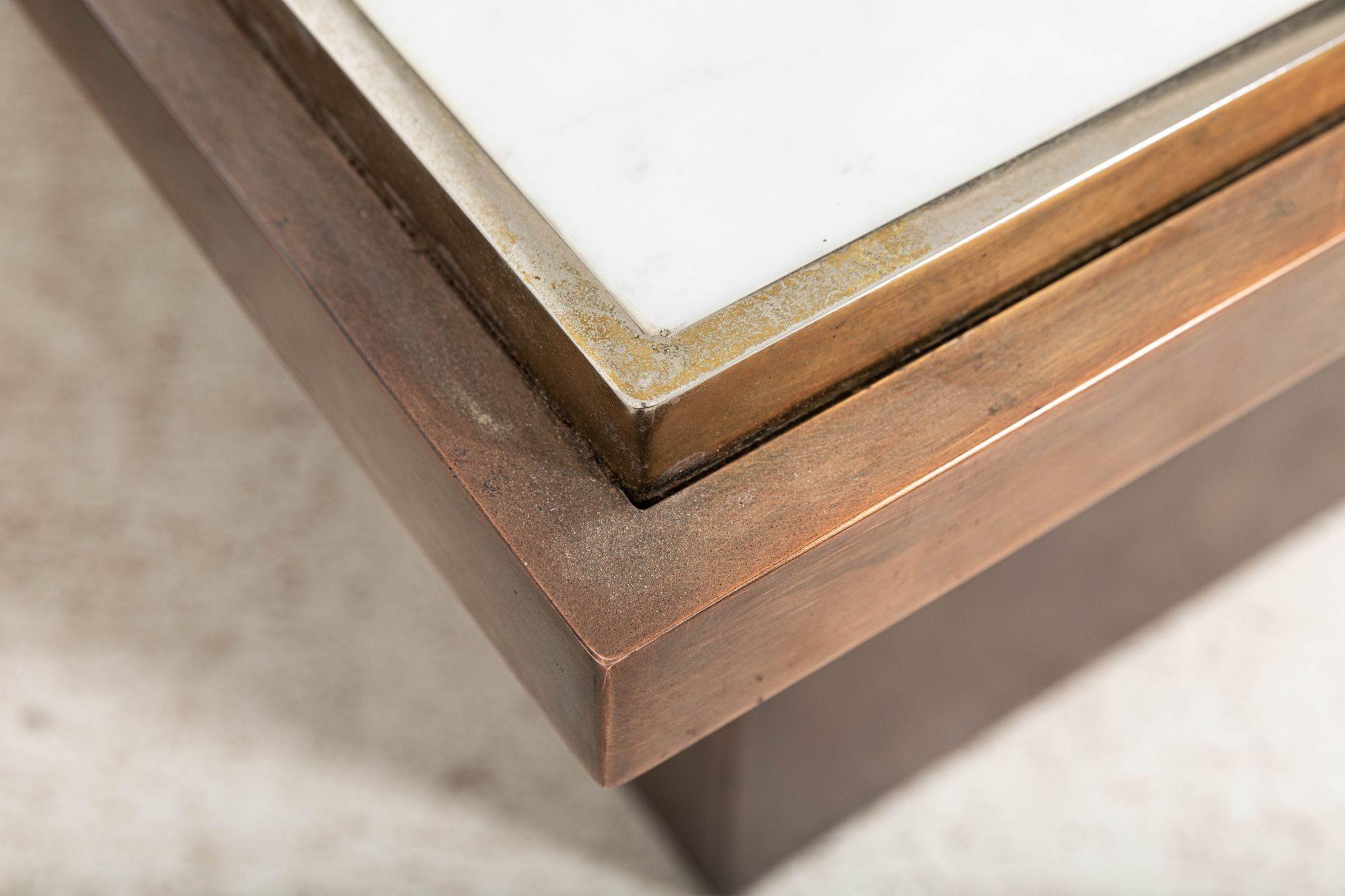 circa 1950

Tavolino in bronzo e cromo del Belgio di metà secolo con piano in marmo di Carrara

Misure: L 75 x P 55 x H 43 cm.

 