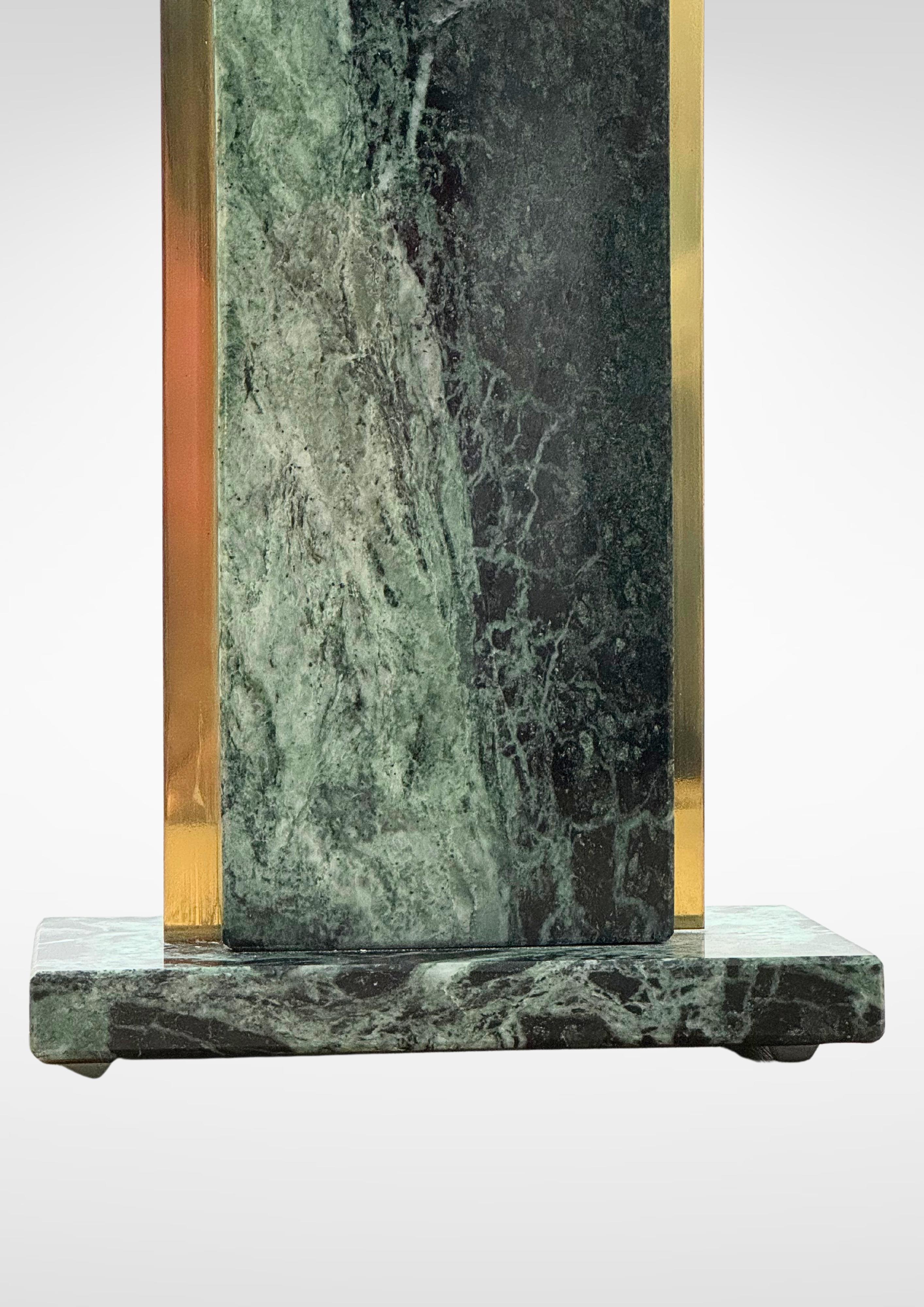 Lámpara de sobremesa de mármol y latón de diseño belga de mediados de siglo, hacia la década de 1970.
Con una estructura alta tallada en mármol verde belga y adornada con un panel de latón insertado.
Fino mármol verde de hermosa coloración.
Esta