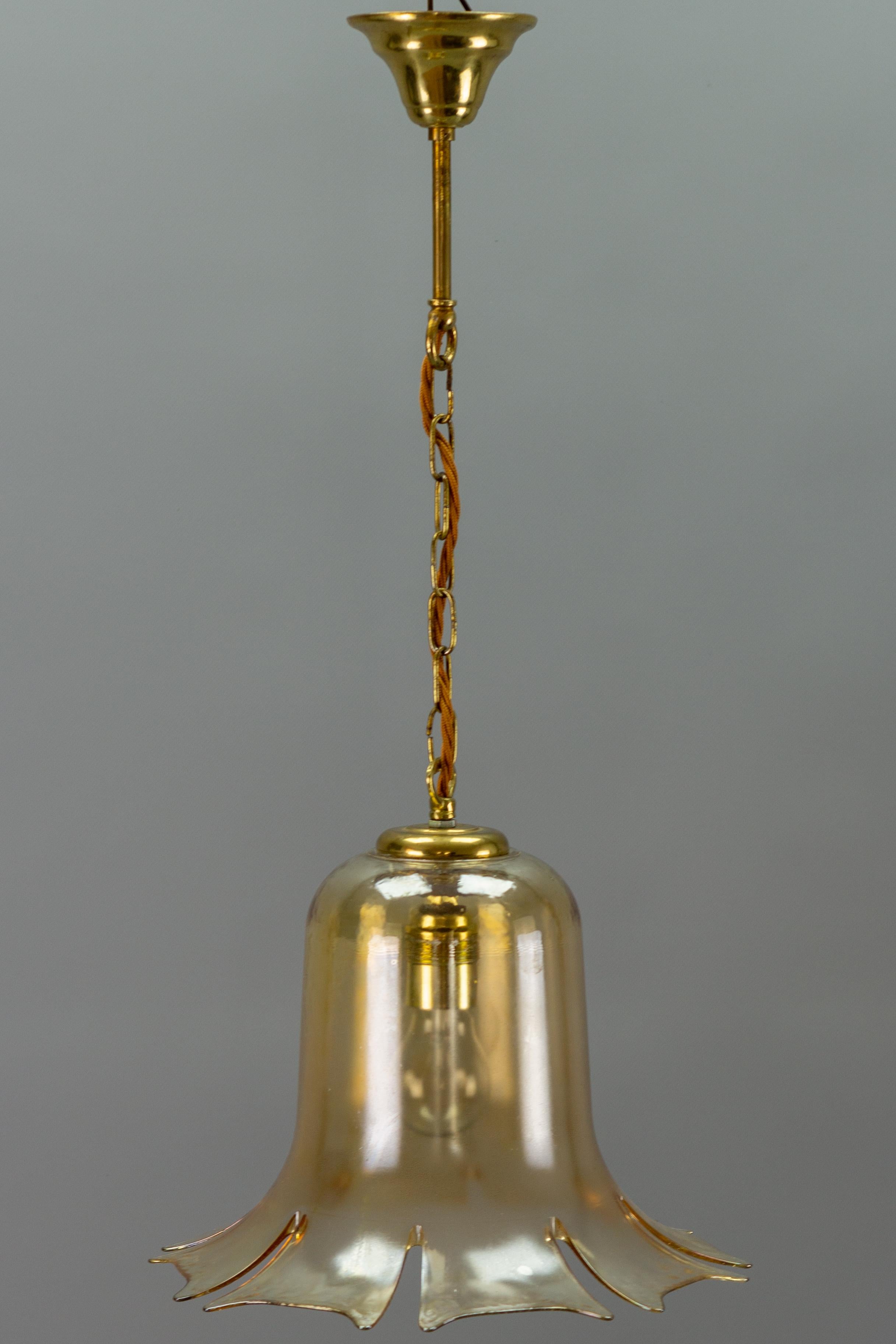 Vintage mid-century bell-shaped amber color transparent glass single light pendant lamp, Denmark, 1960s.
Dimensions: height: 63 cm / 24.8 in; diameter: 30 cm / 11.81 in.
One socket for E27 (E26) size light bulb.
The light fixture is in complete