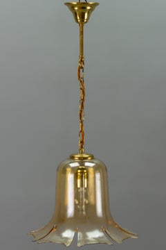 Glockenförmige Pendelleuchte aus Glas und Messing aus der Mitte des Jahrhunderts, 1960er Jahre