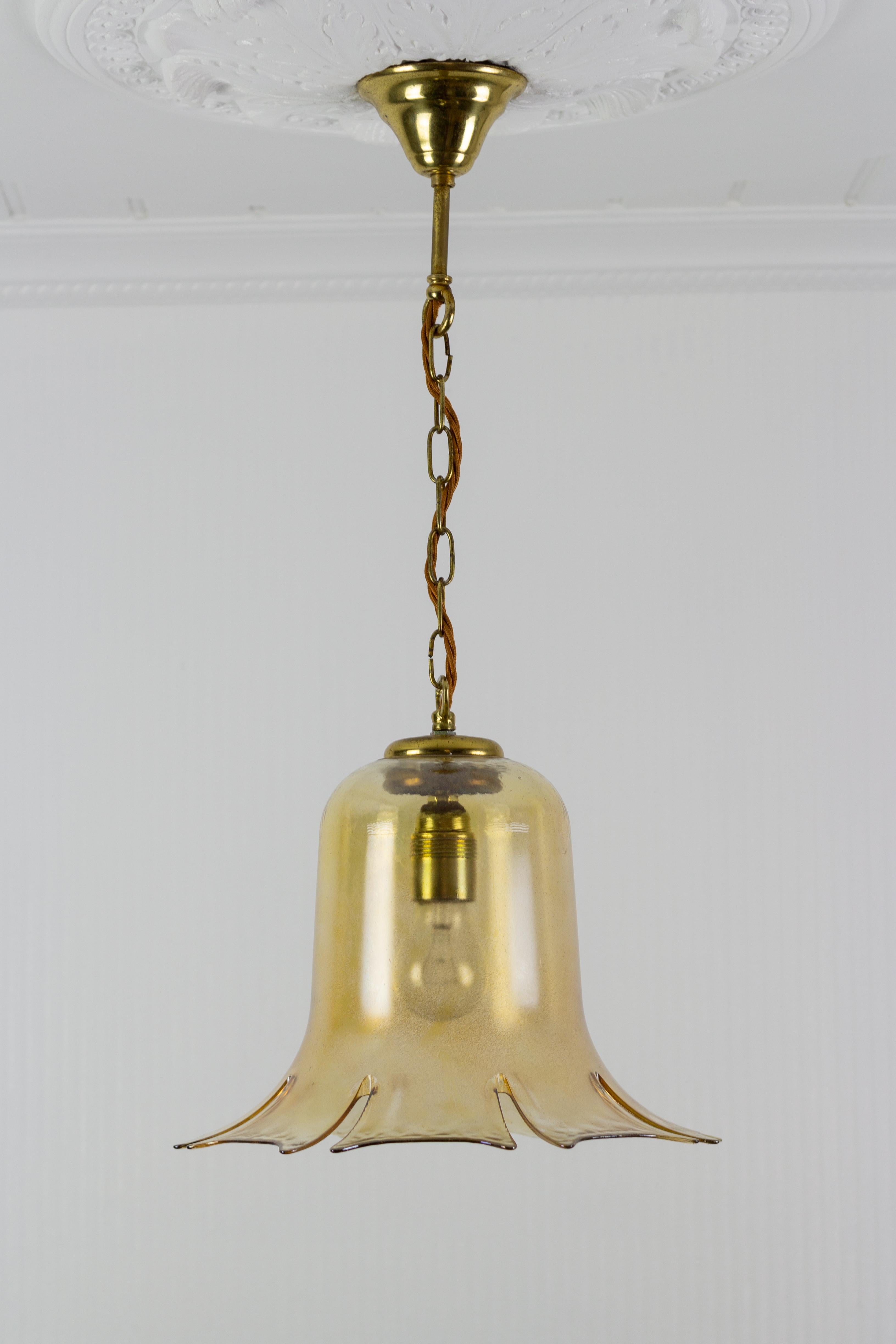 Glockenförmige Pendelleuchte aus Glas und Messing aus der Mitte des Jahrhunderts, 1960er Jahre (Moderne der Mitte des Jahrhunderts) im Angebot