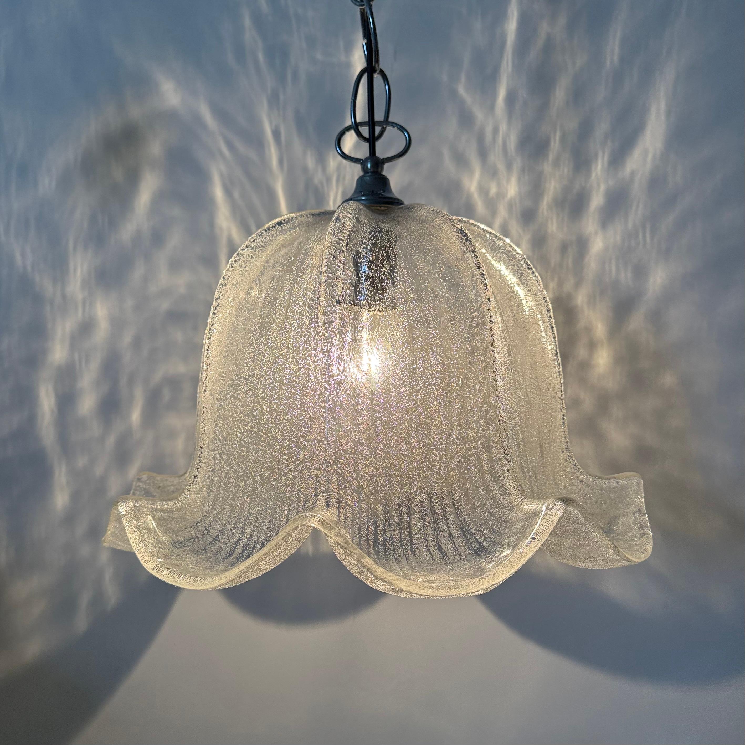Lampe suspendue en forme de cloche du milieu du siècle dernier, en verre de glace et chrome, 1970 en vente 4