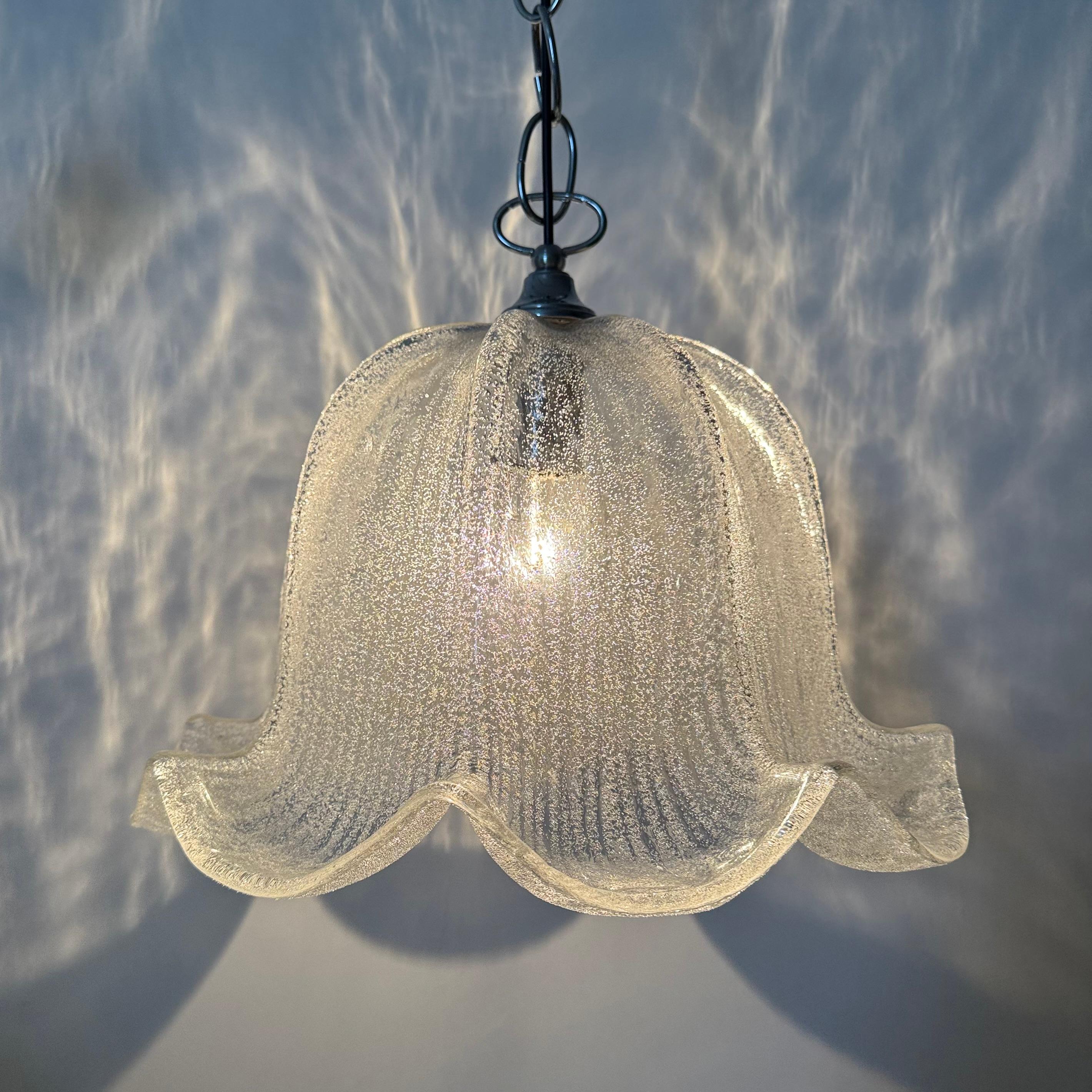 Lampe suspendue en forme de cloche du milieu du siècle dernier, en verre de glace et chrome, 1970 en vente 5