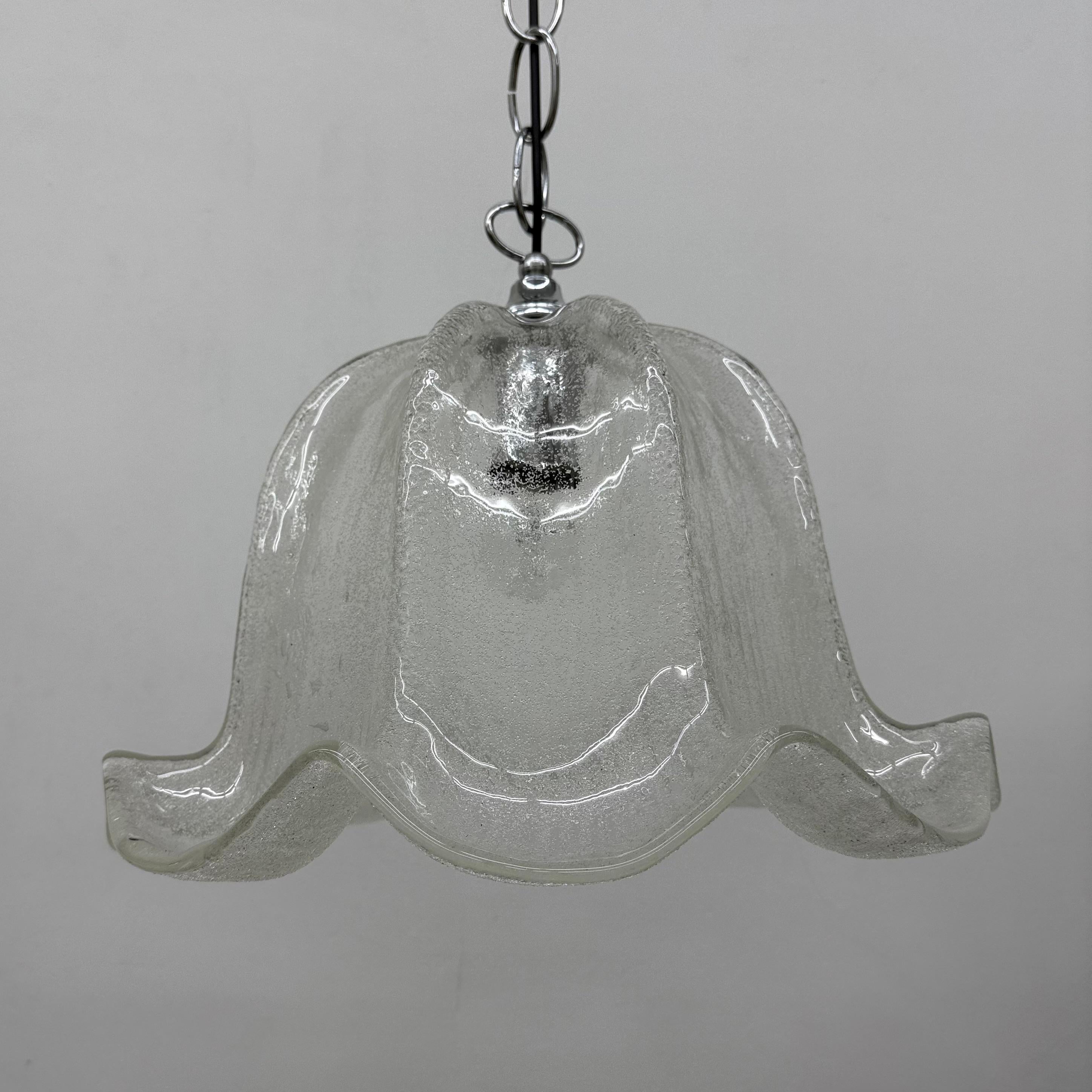 Lampe suspendue en forme de cloche du milieu du siècle dernier, en verre de glace et chrome, 1970 en vente 6