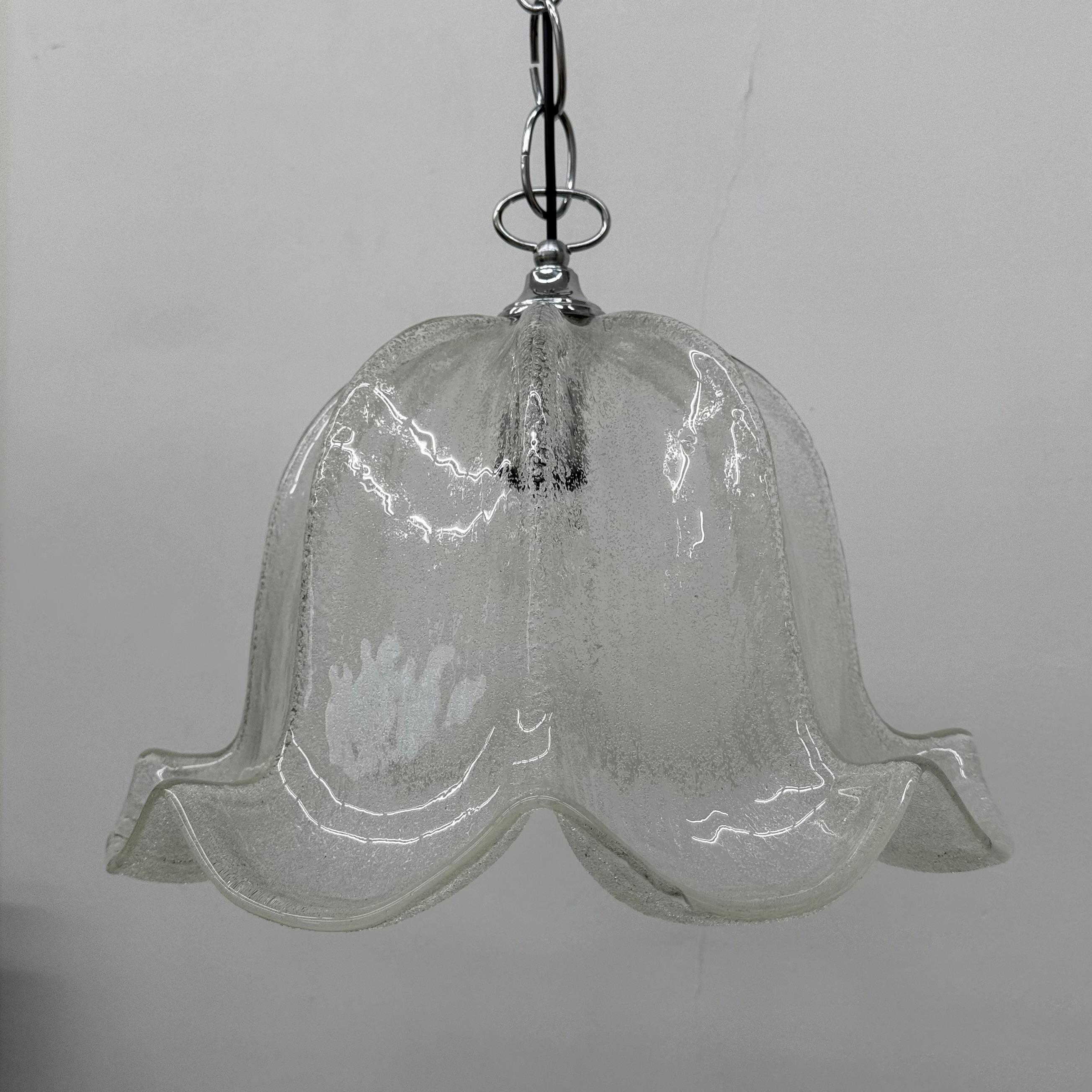 Lampe suspendue en forme de cloche du milieu du siècle dernier, en verre de glace et chrome, 1970 en vente 8