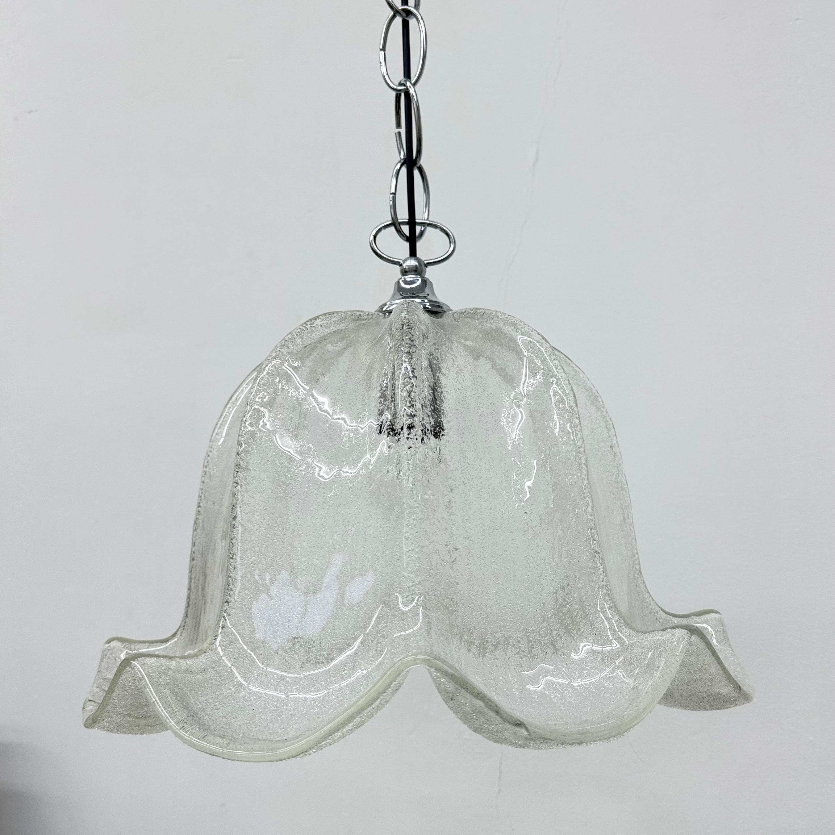 Lampe suspendue en forme de cloche du milieu du siècle dernier, en verre de glace et chrome, 1970 en vente 9