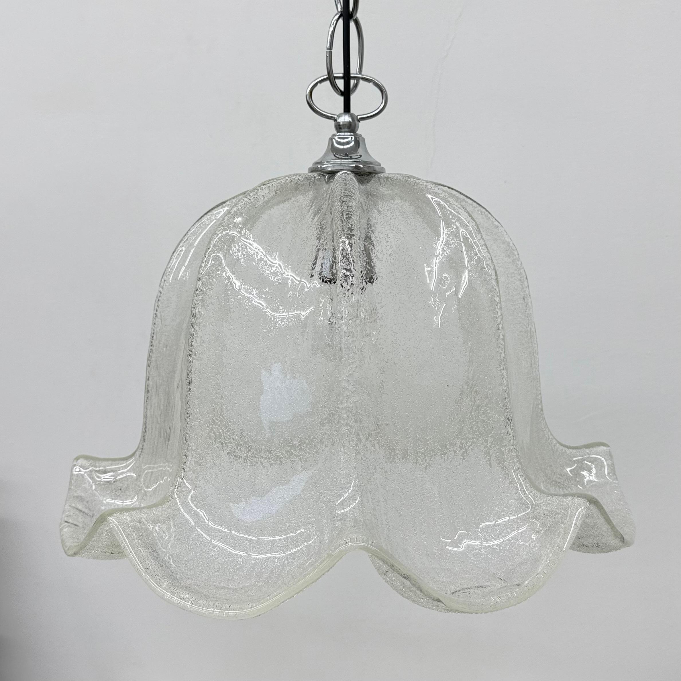 Lampe suspendue en forme de cloche du milieu du siècle dernier, en verre de glace et chrome, 1970 en vente 11