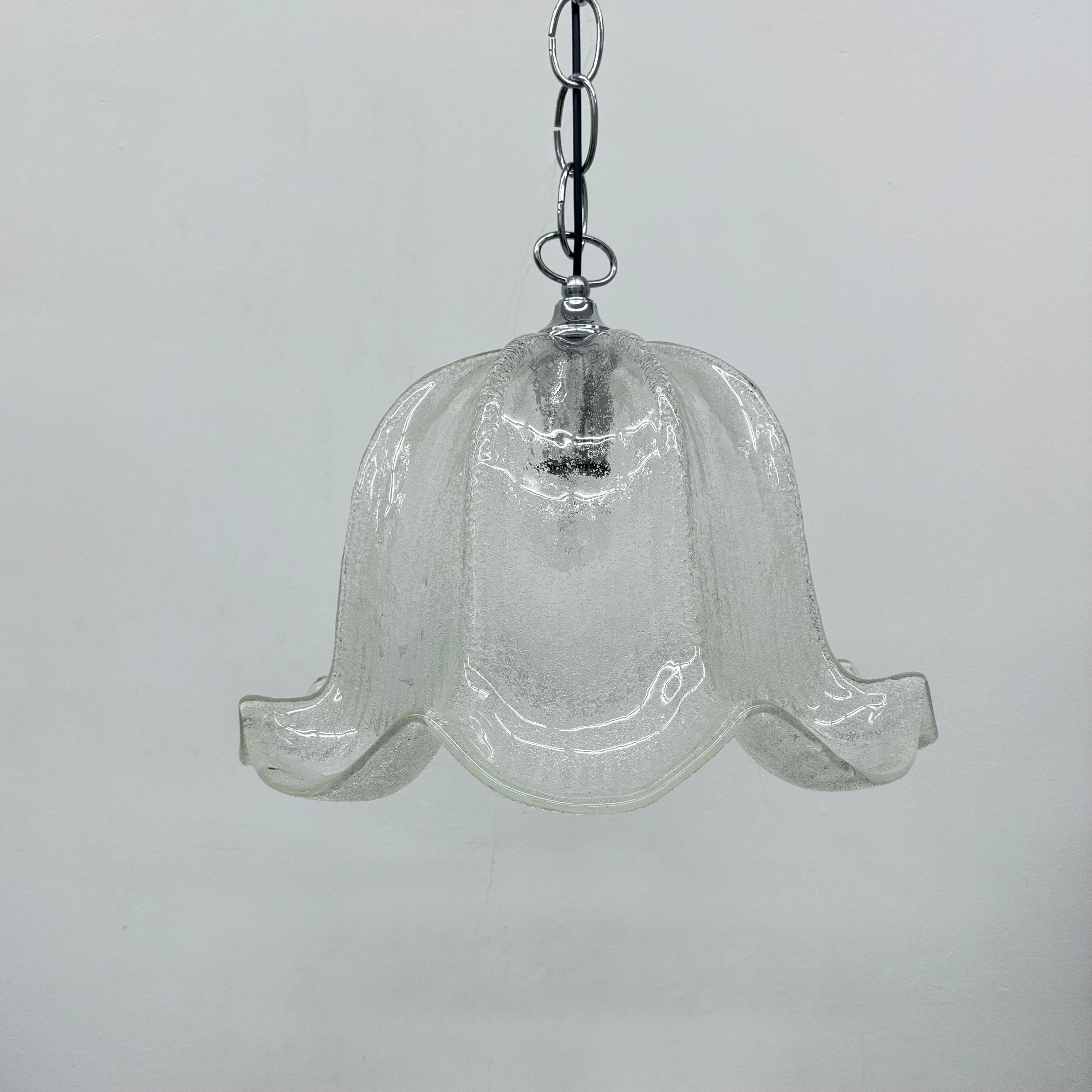 Lampe suspendue en forme de cloche du milieu du siècle dernier, en verre de glace et chrome, 1970 en vente 12