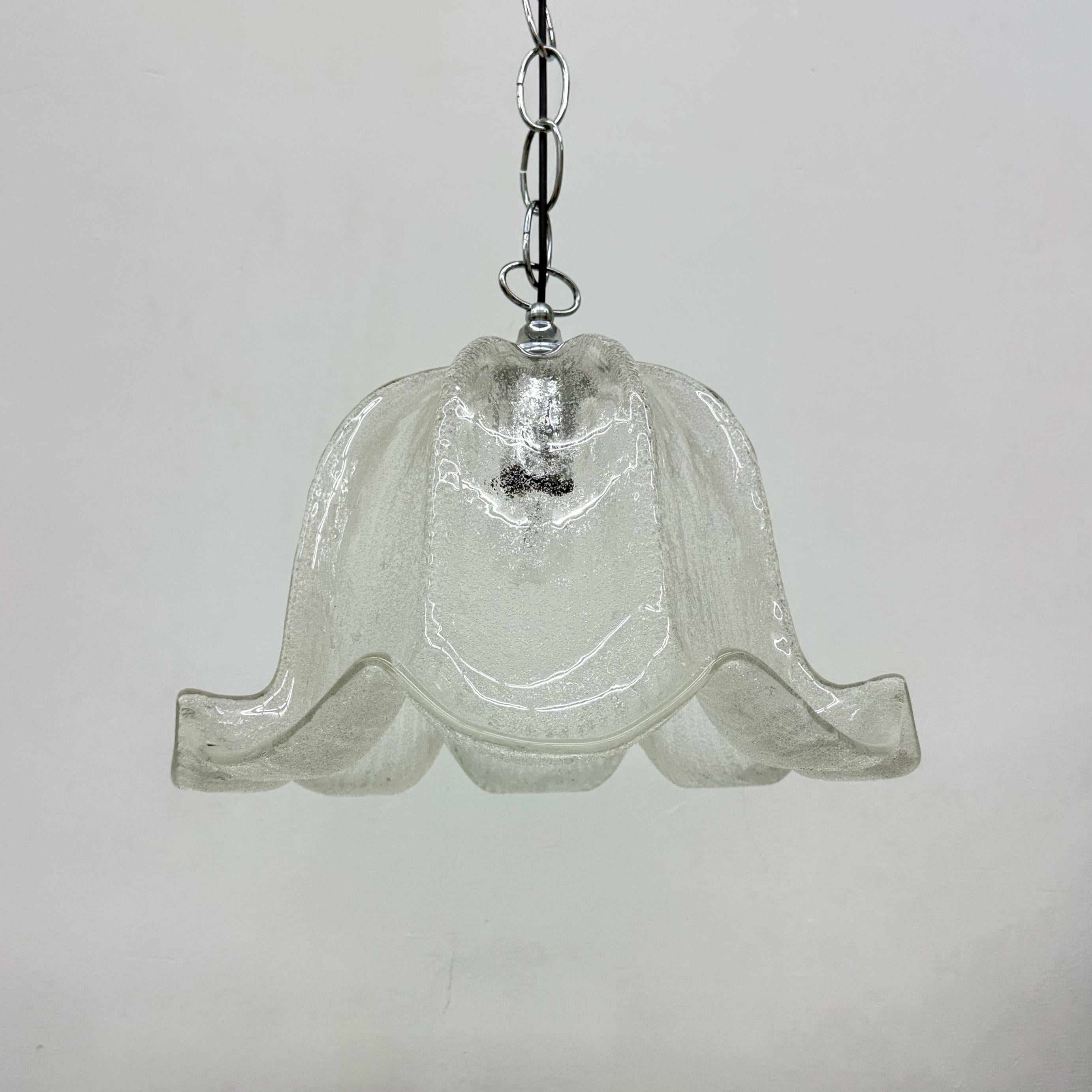 Lampe suspendue en forme de cloche du milieu du siècle dernier, en verre de glace et chrome, 1970 en vente 13