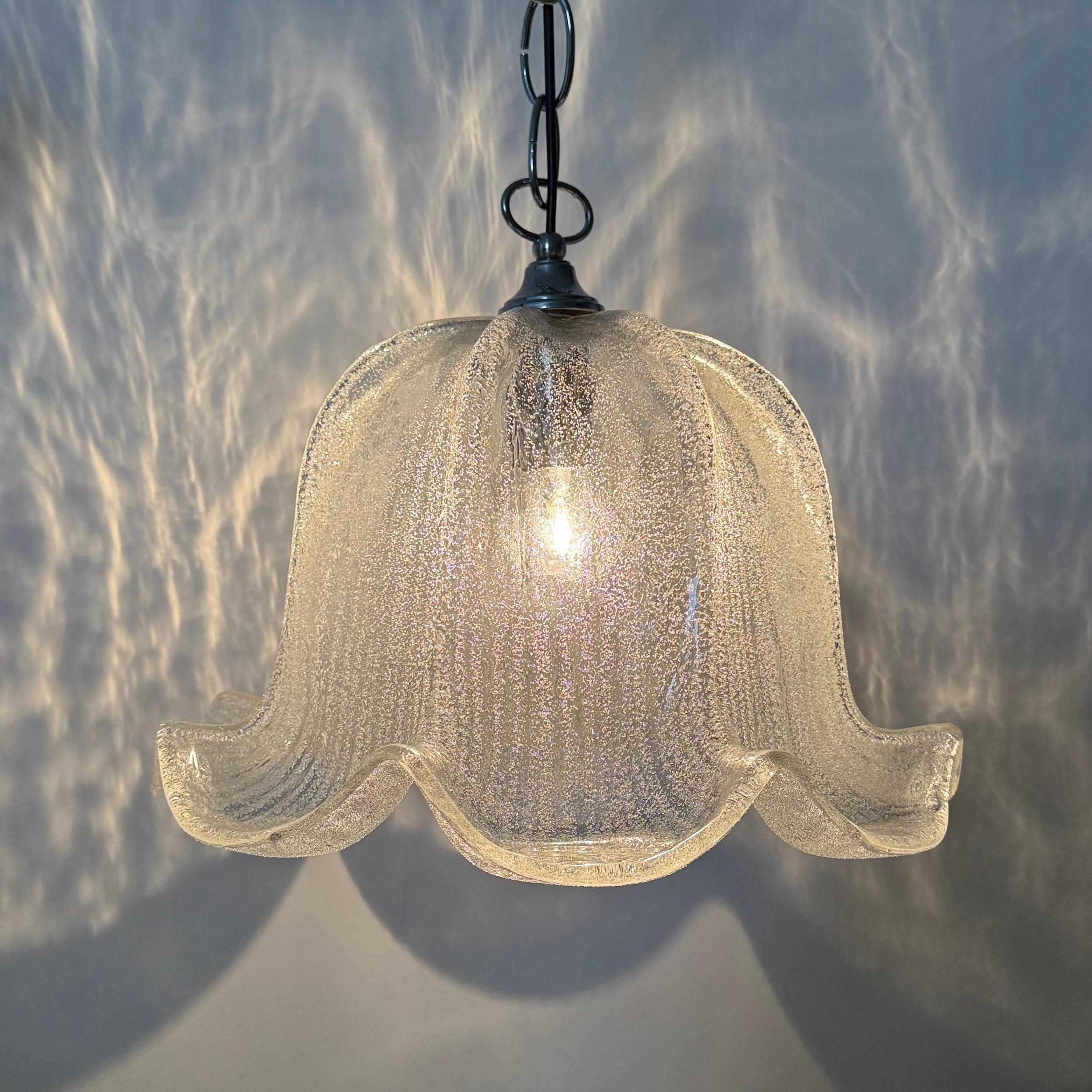Mid-Century Modern Lampe suspendue en forme de cloche du milieu du siècle dernier, en verre de glace et chrome, 1970 en vente