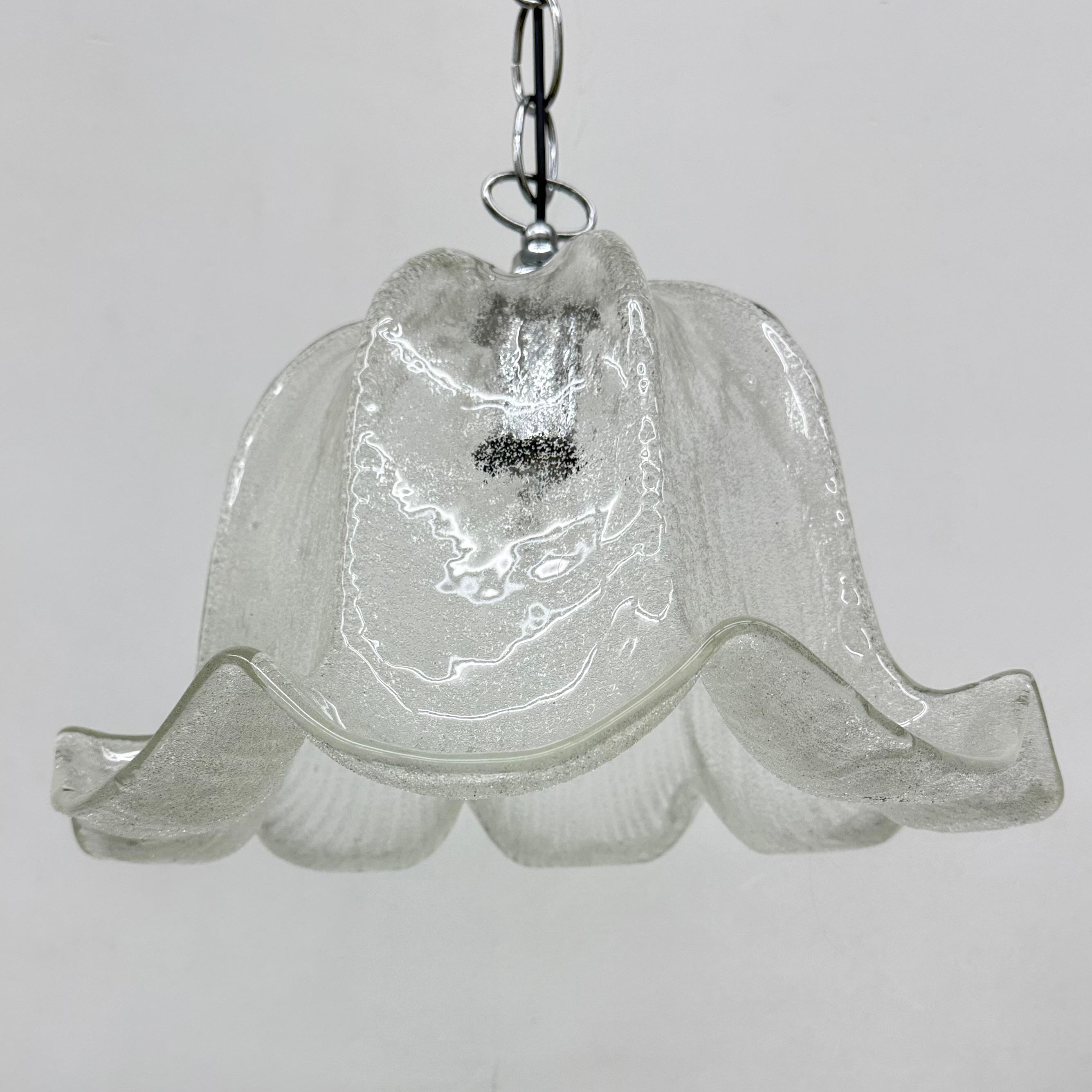 Lampe suspendue en forme de cloche du milieu du siècle dernier, en verre de glace et chrome, 1970 en vente 14
