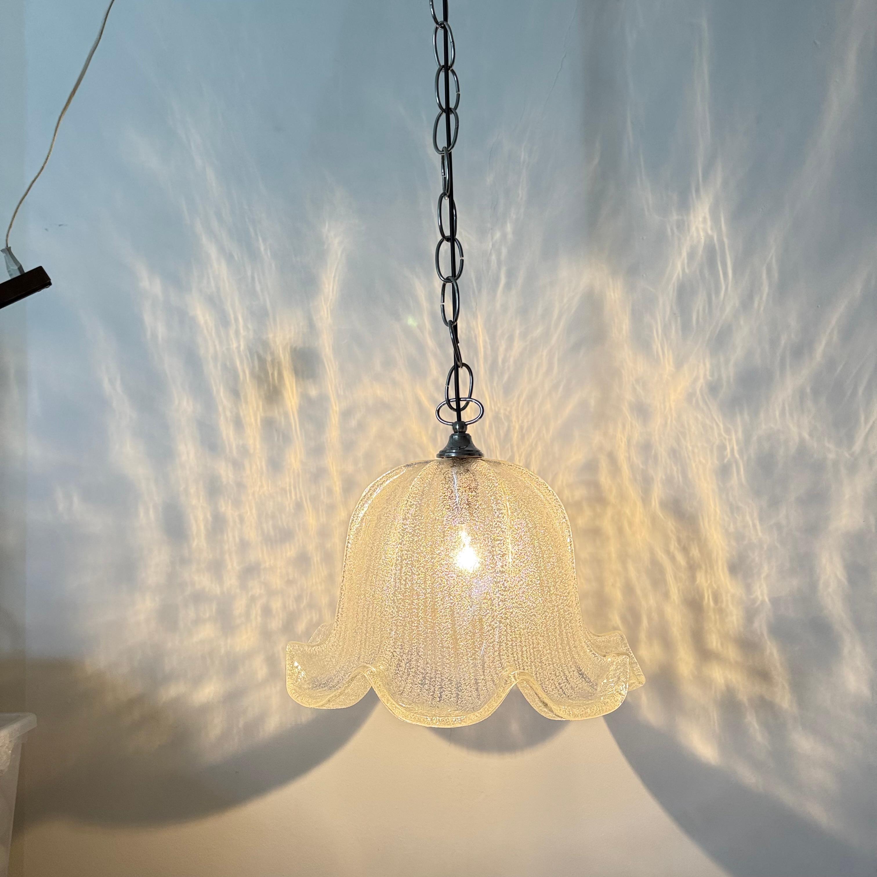 Allemand Lampe suspendue en forme de cloche du milieu du siècle dernier, en verre de glace et chrome, 1970 en vente