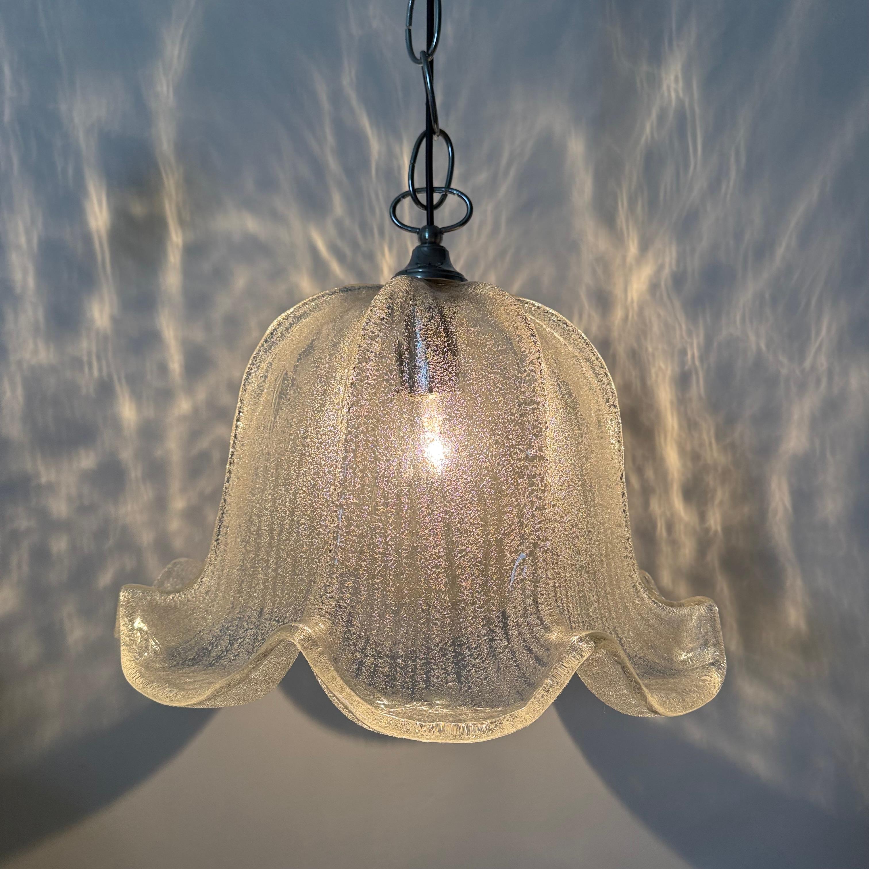 Lampe suspendue en forme de cloche du milieu du siècle dernier, en verre de glace et chrome, 1970 Bon état - En vente à Delft, NL