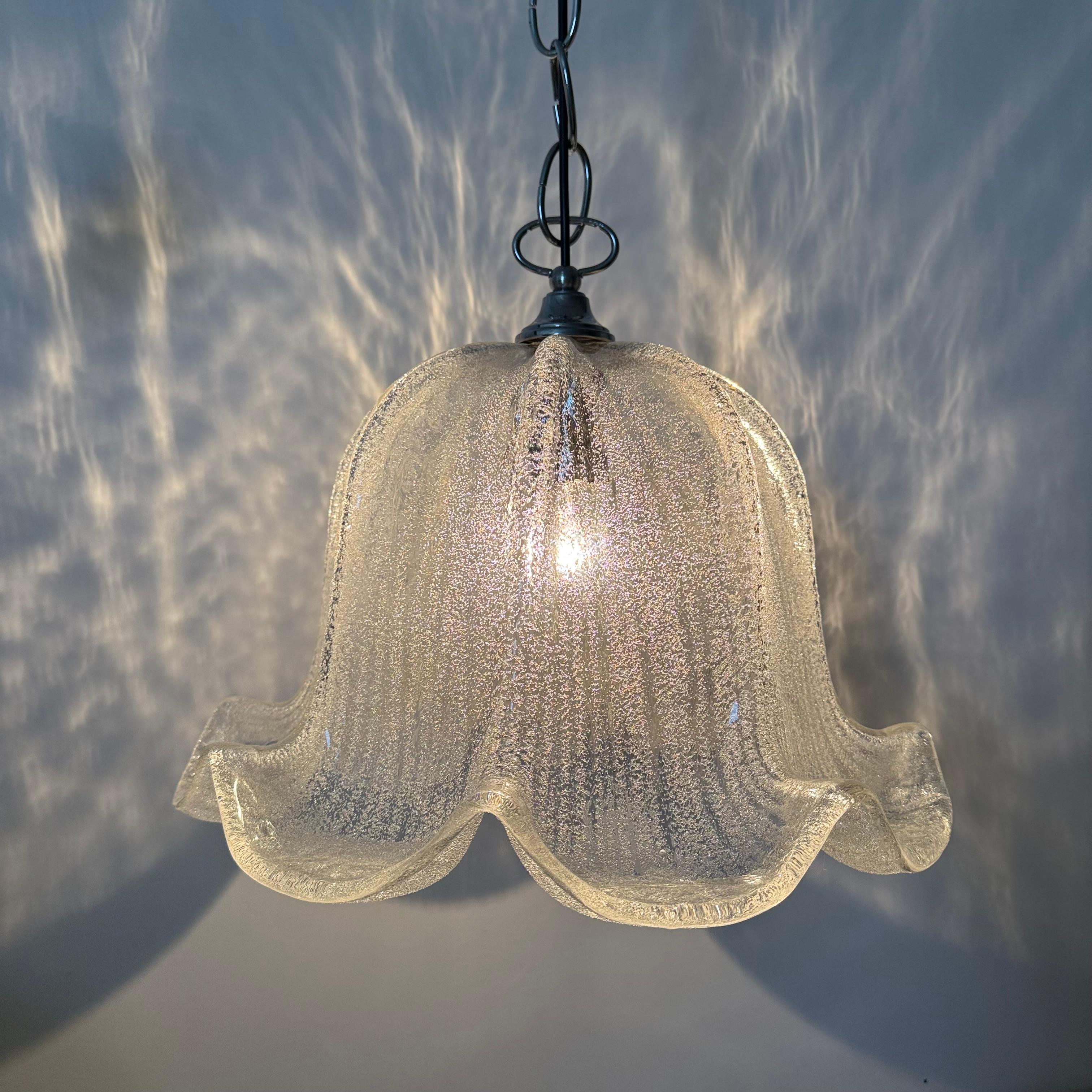 Fin du 20e siècle Lampe suspendue en forme de cloche du milieu du siècle dernier, en verre de glace et chrome, 1970 en vente