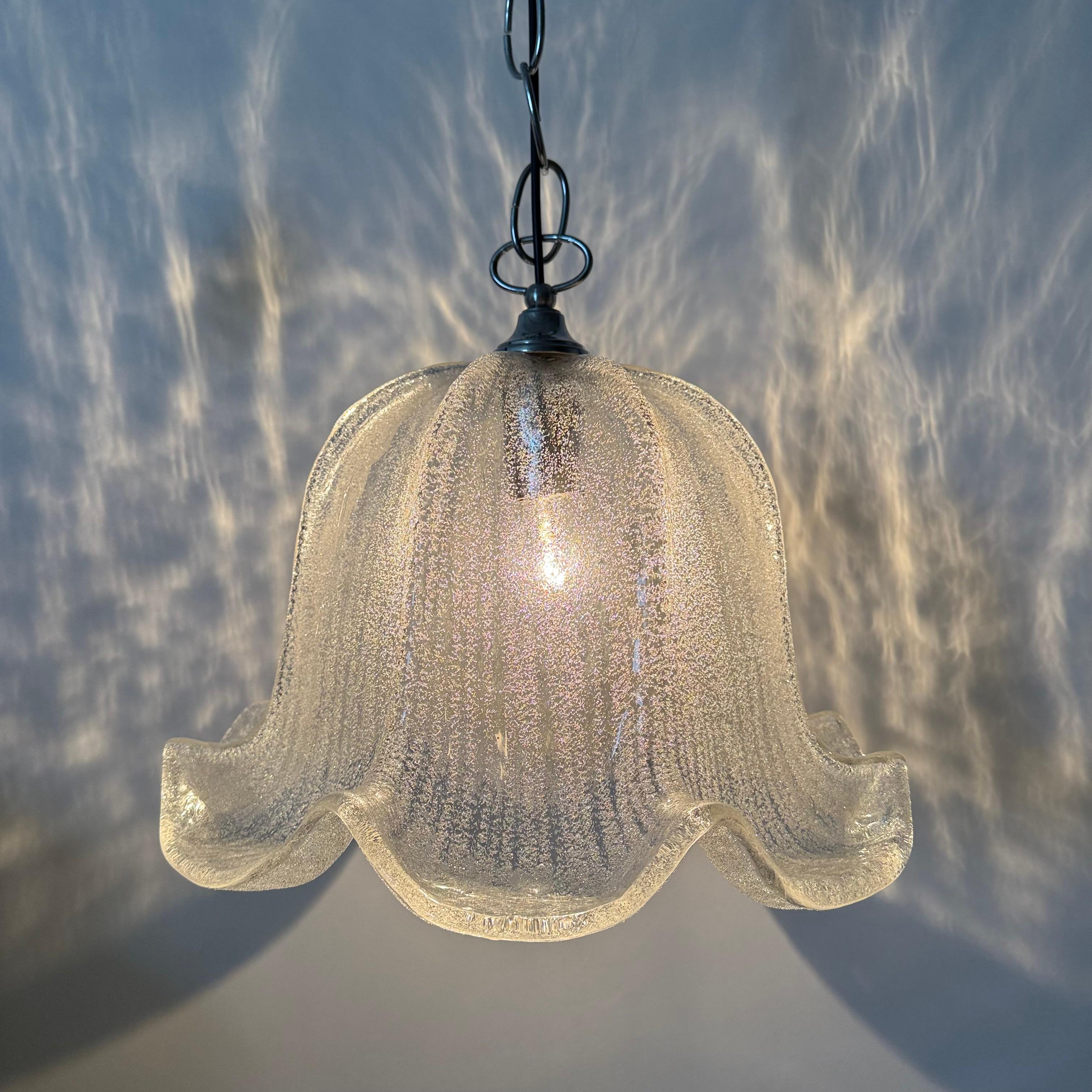 Métal Lampe suspendue en forme de cloche du milieu du siècle dernier, en verre de glace et chrome, 1970 en vente