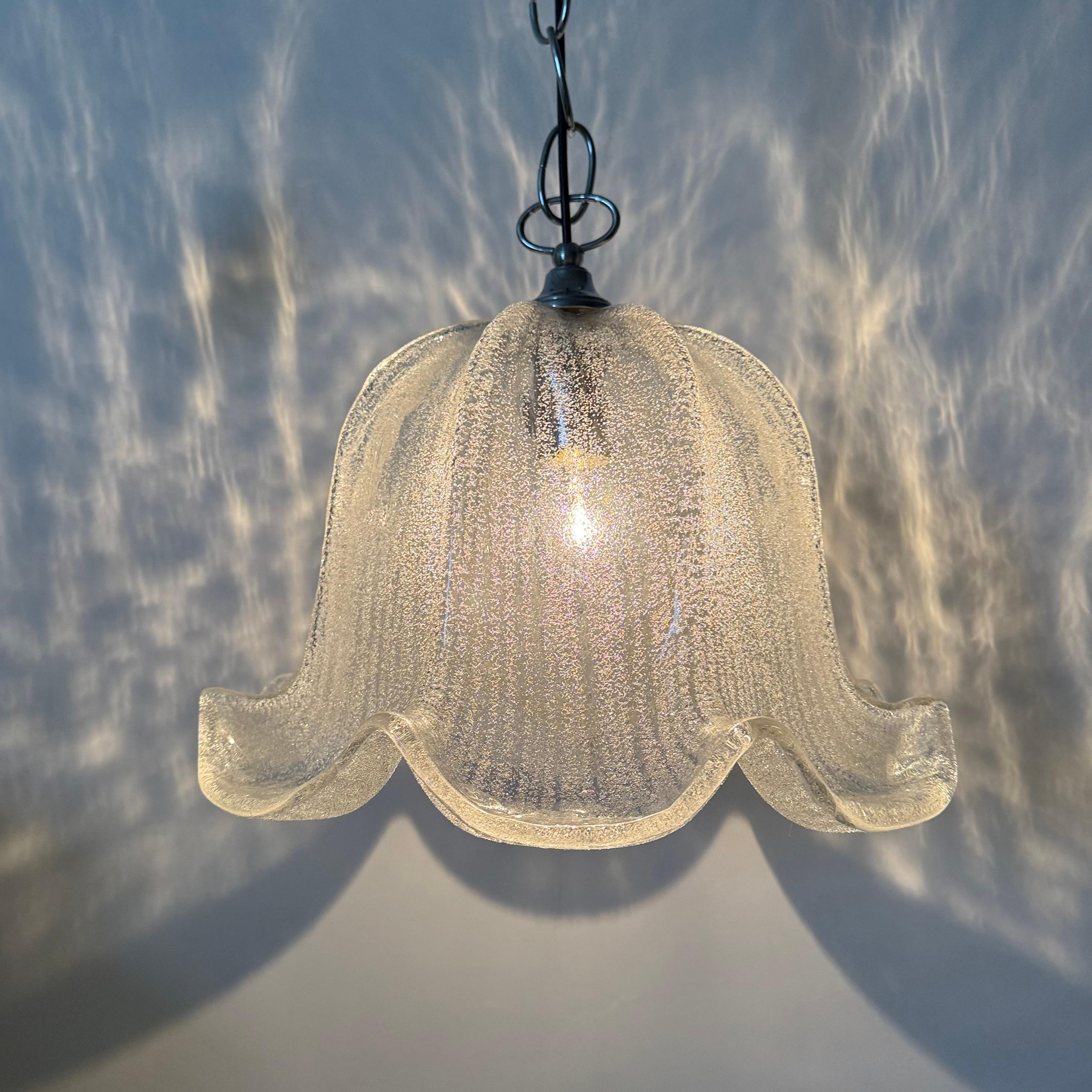 Lampe suspendue en forme de cloche du milieu du siècle dernier, en verre de glace et chrome, 1970 en vente 1
