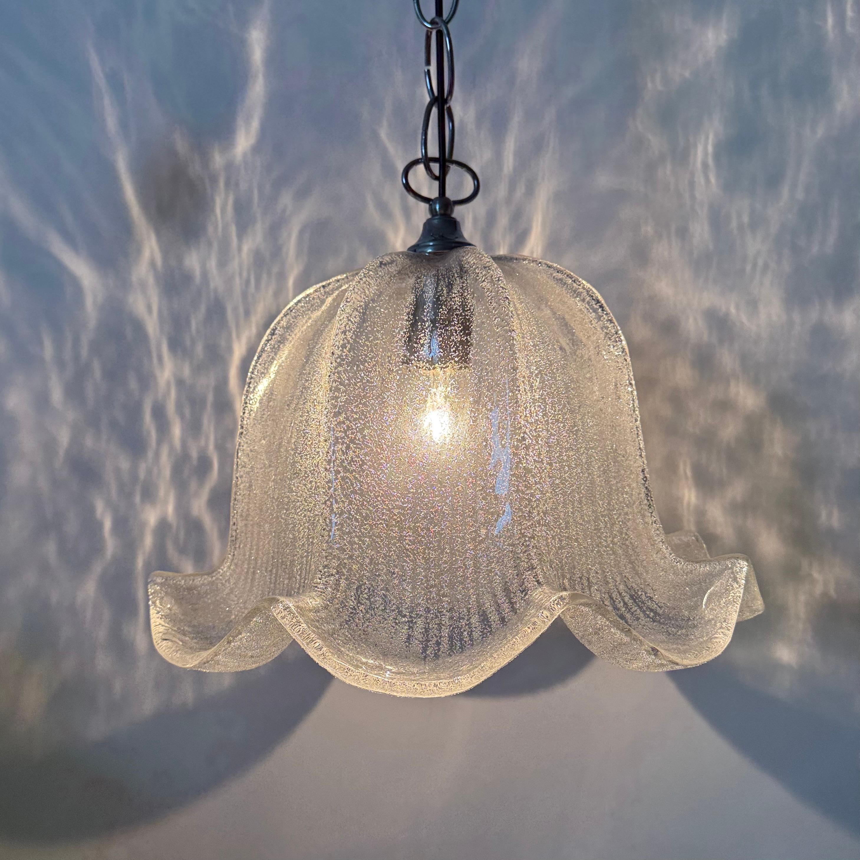 Lampe suspendue en forme de cloche du milieu du siècle dernier, en verre de glace et chrome, 1970 en vente 2