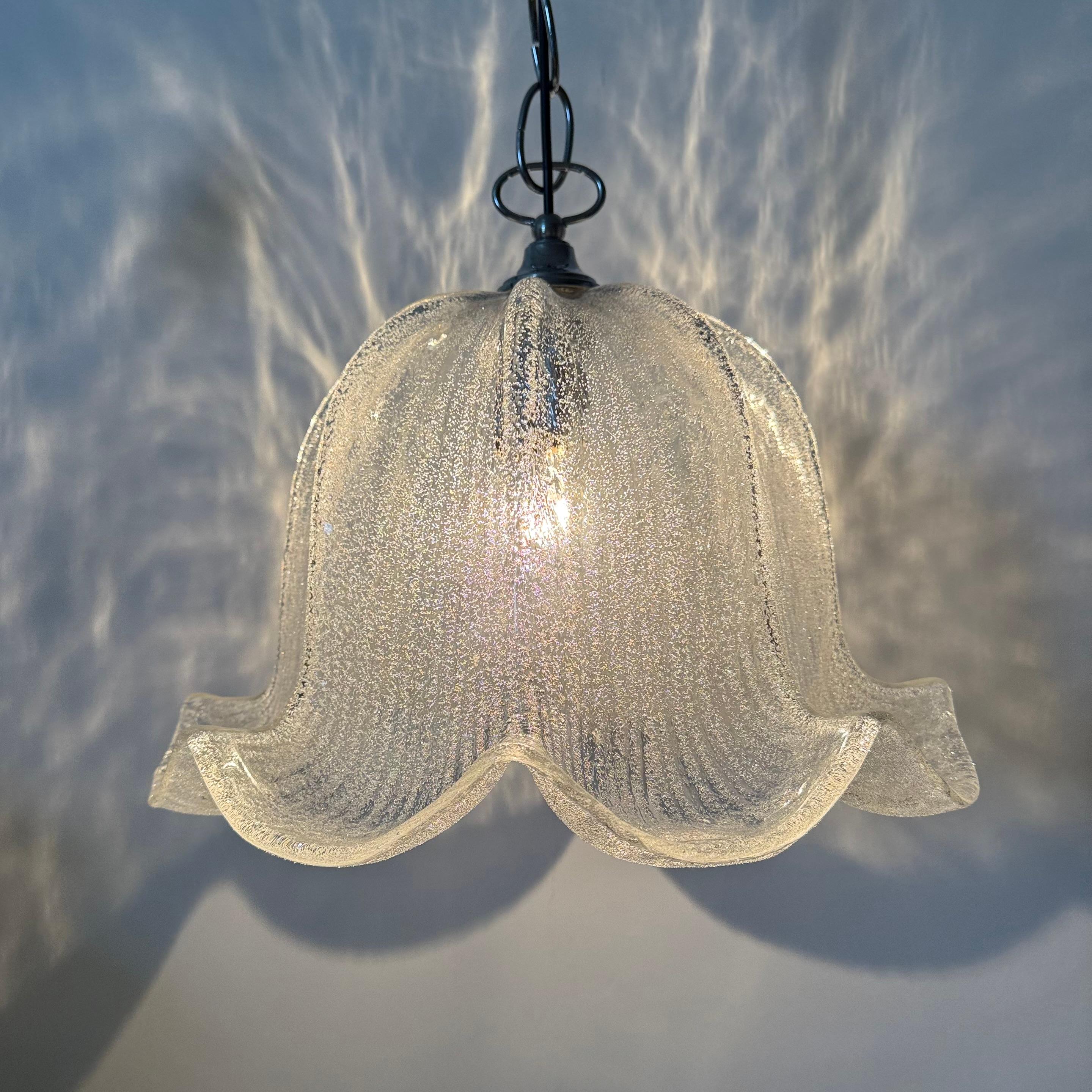 Lampe suspendue en forme de cloche du milieu du siècle dernier, en verre de glace et chrome, 1970 en vente 3