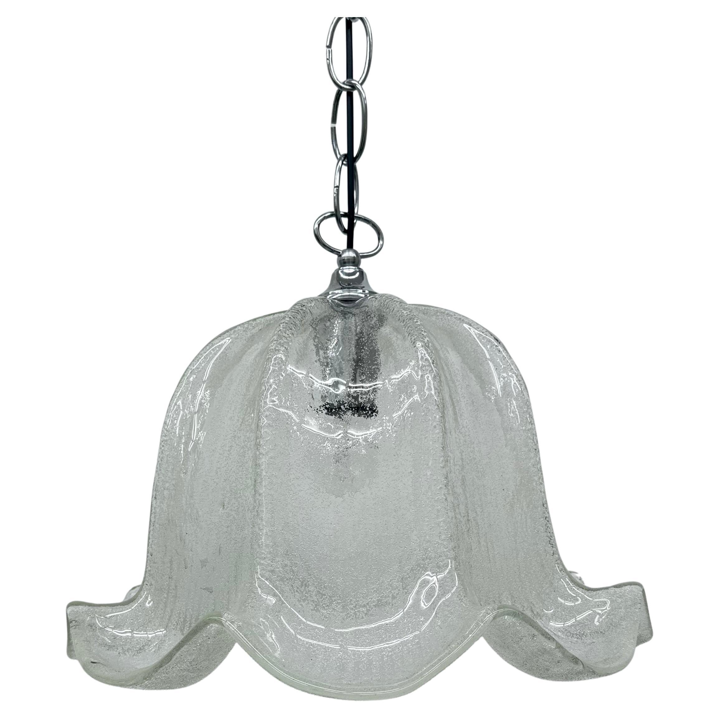 Lampe suspendue en forme de cloche du milieu du siècle dernier, en verre de glace et chrome, 1970