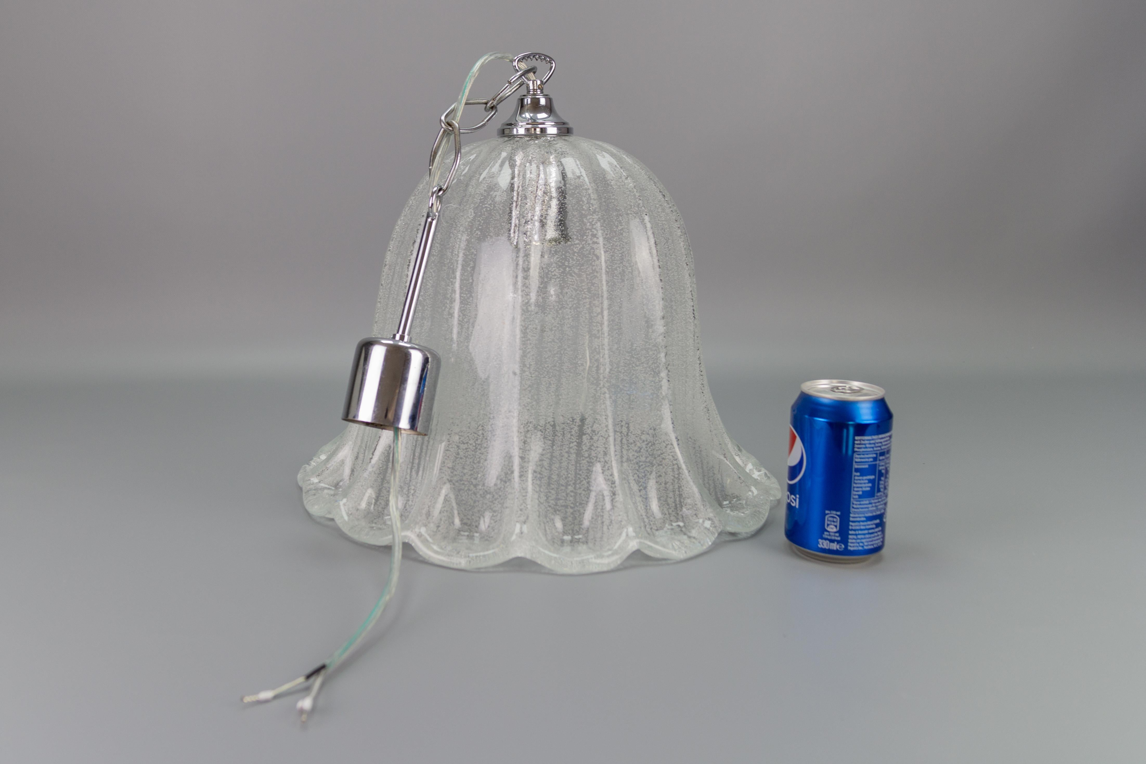 Lampada a sospensione a campana di metà secolo in vetro ghiaccio e cromo di Hustadt Leuchten in vendita 6