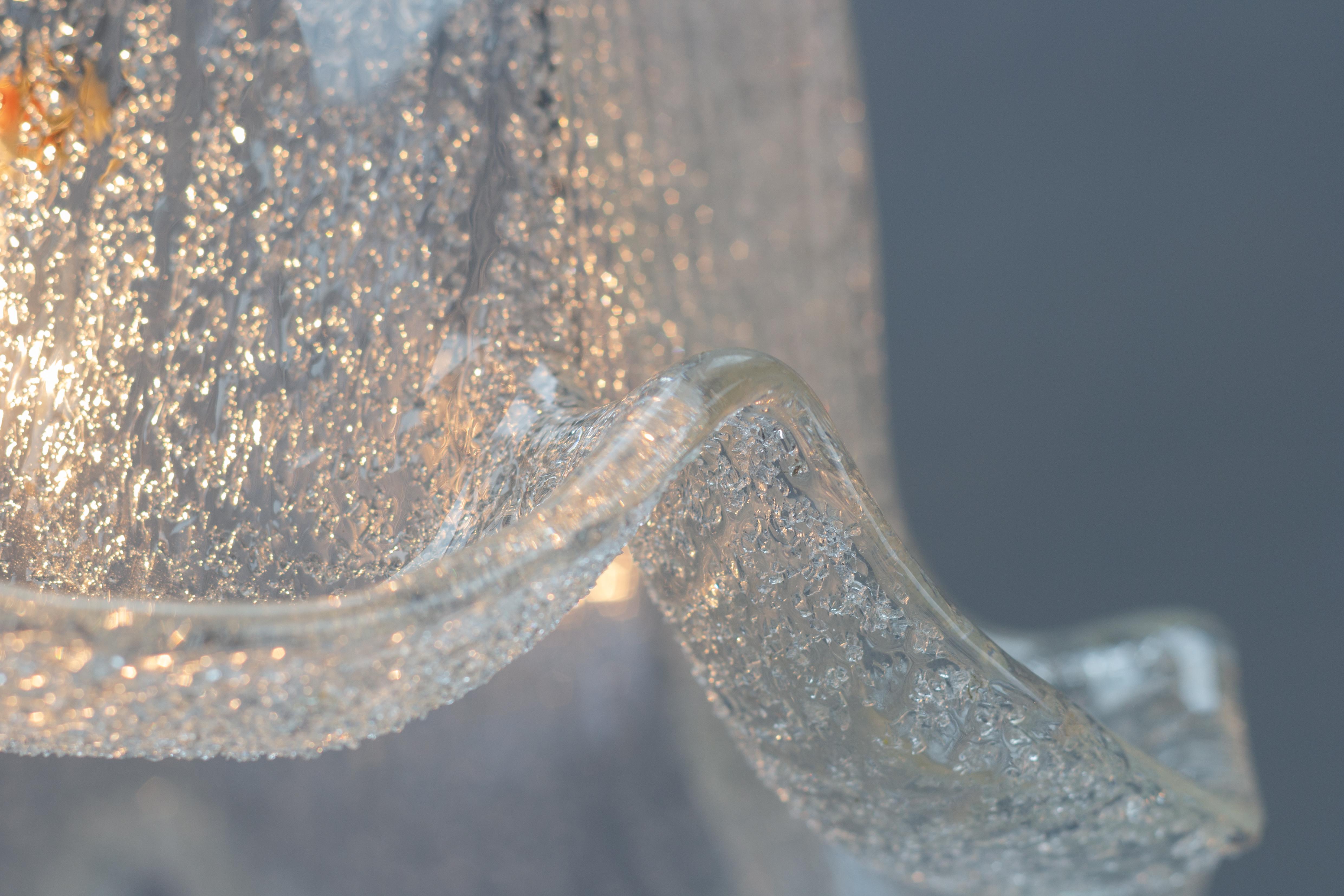 Mid-Century-Hängelampe aus glockenförmigem Eisglas und Chrom im Angebot 5