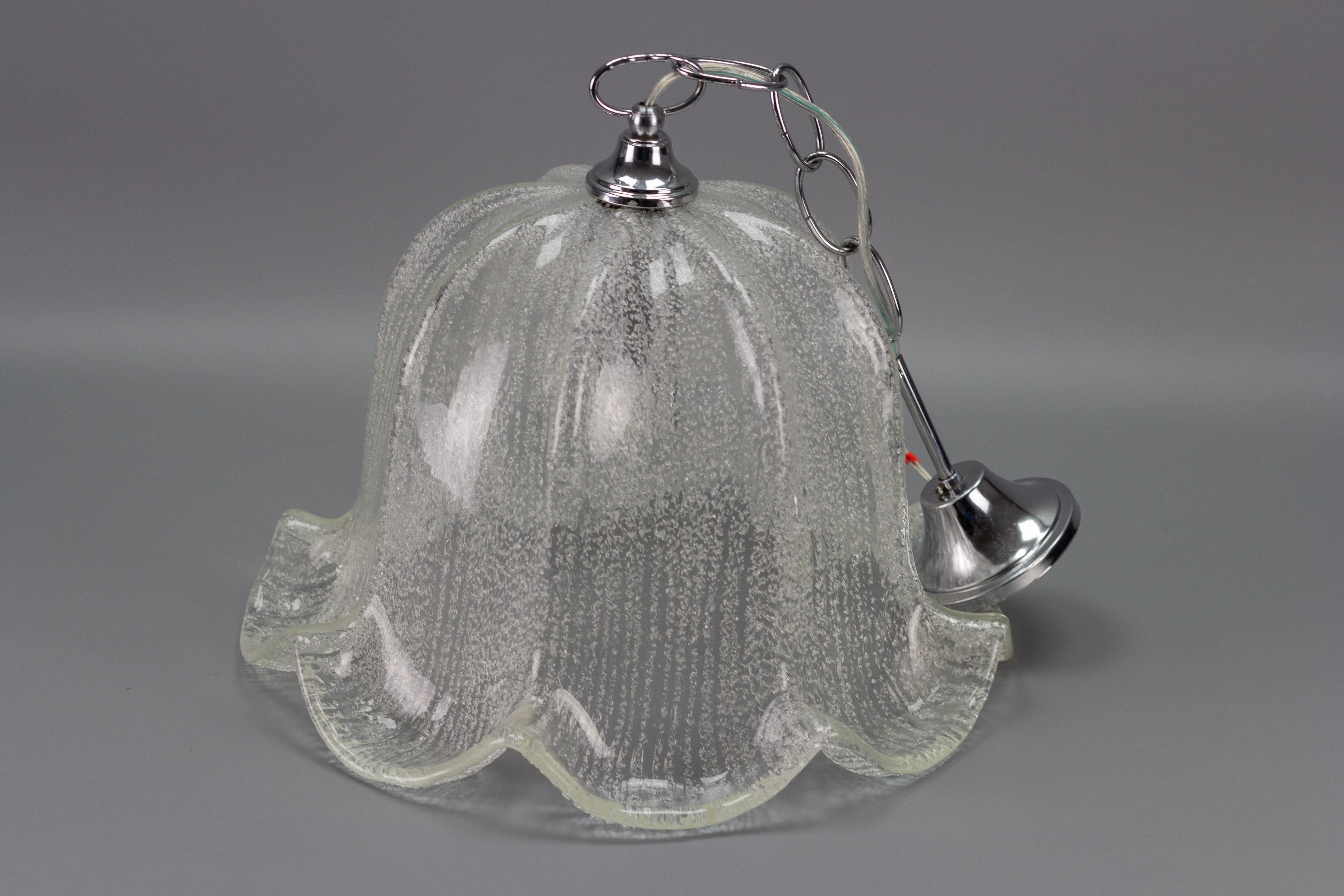 Mid-Century-Hängelampe aus glockenförmigem Eisglas und Chrom im Angebot 7