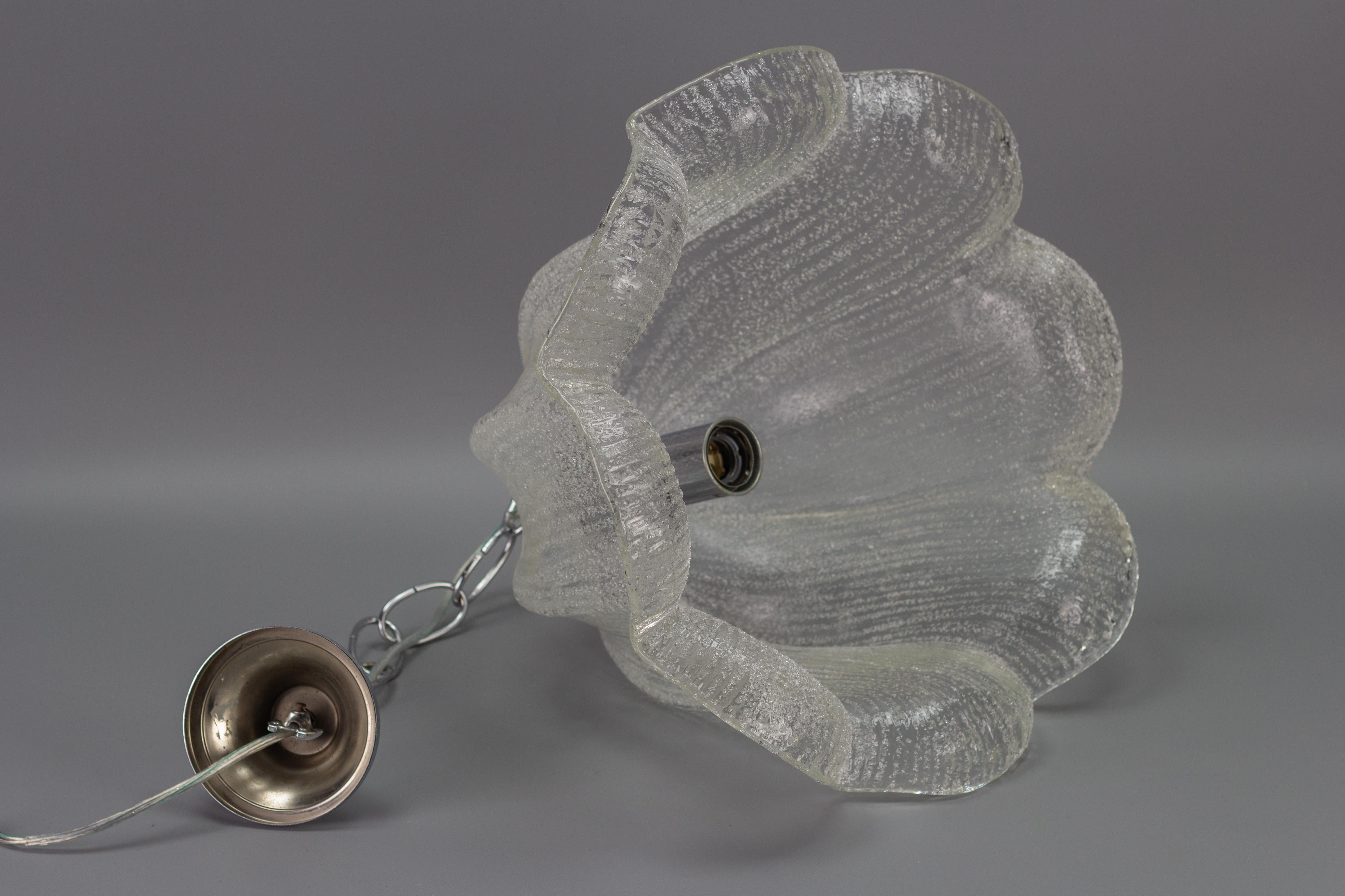 Lampada a sospensione a campana di metà secolo in vetro ghiaccio e cromo, anni '70 in vendita 8