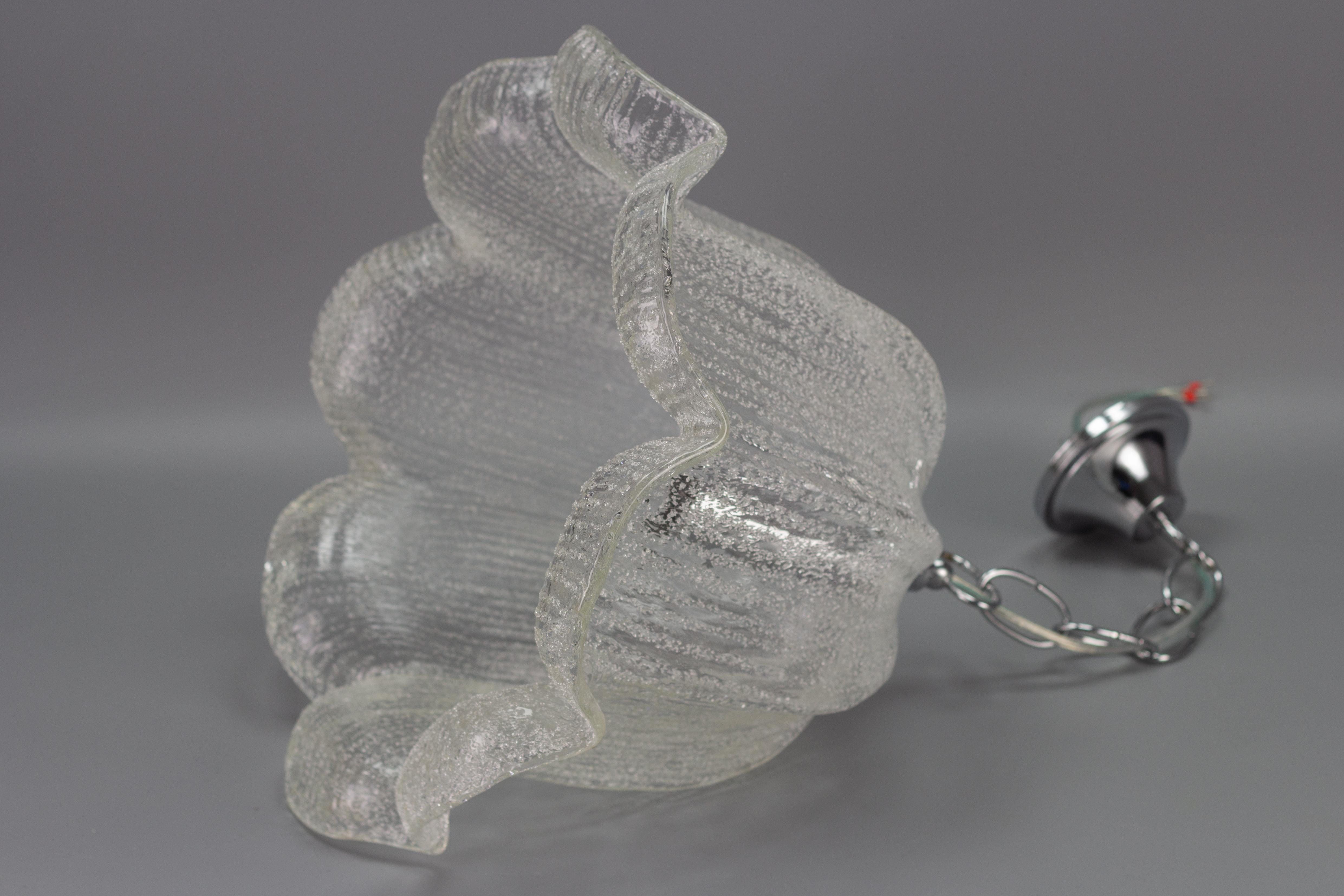 Mid-Century-Hängelampe aus glockenförmigem Eisglas und Chrom im Angebot 9