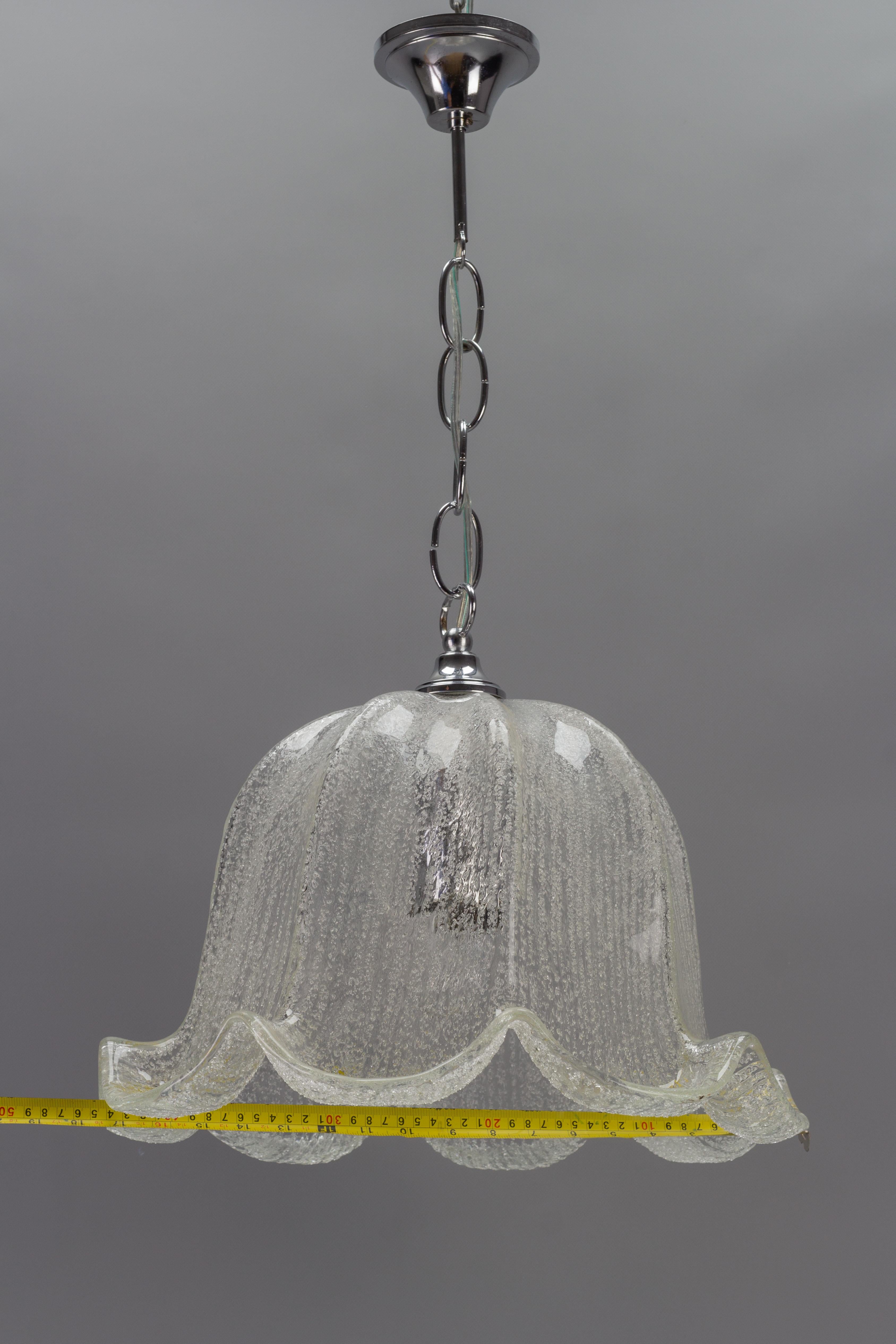 Mid-Century-Hängelampe aus glockenförmigem Eisglas und Chrom im Angebot 11