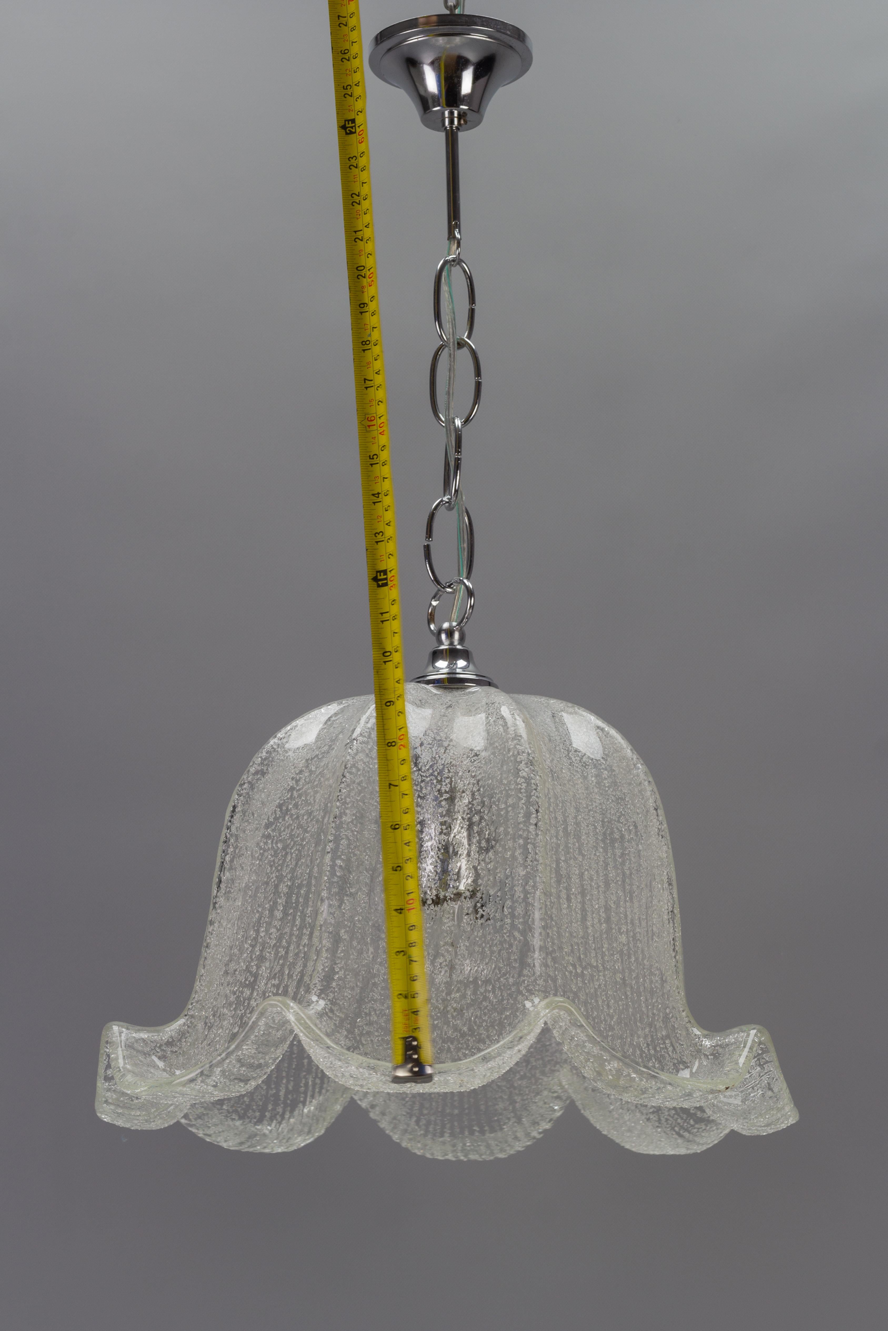 Mid-Century-Hängelampe aus glockenförmigem Eisglas und Chrom im Angebot 12