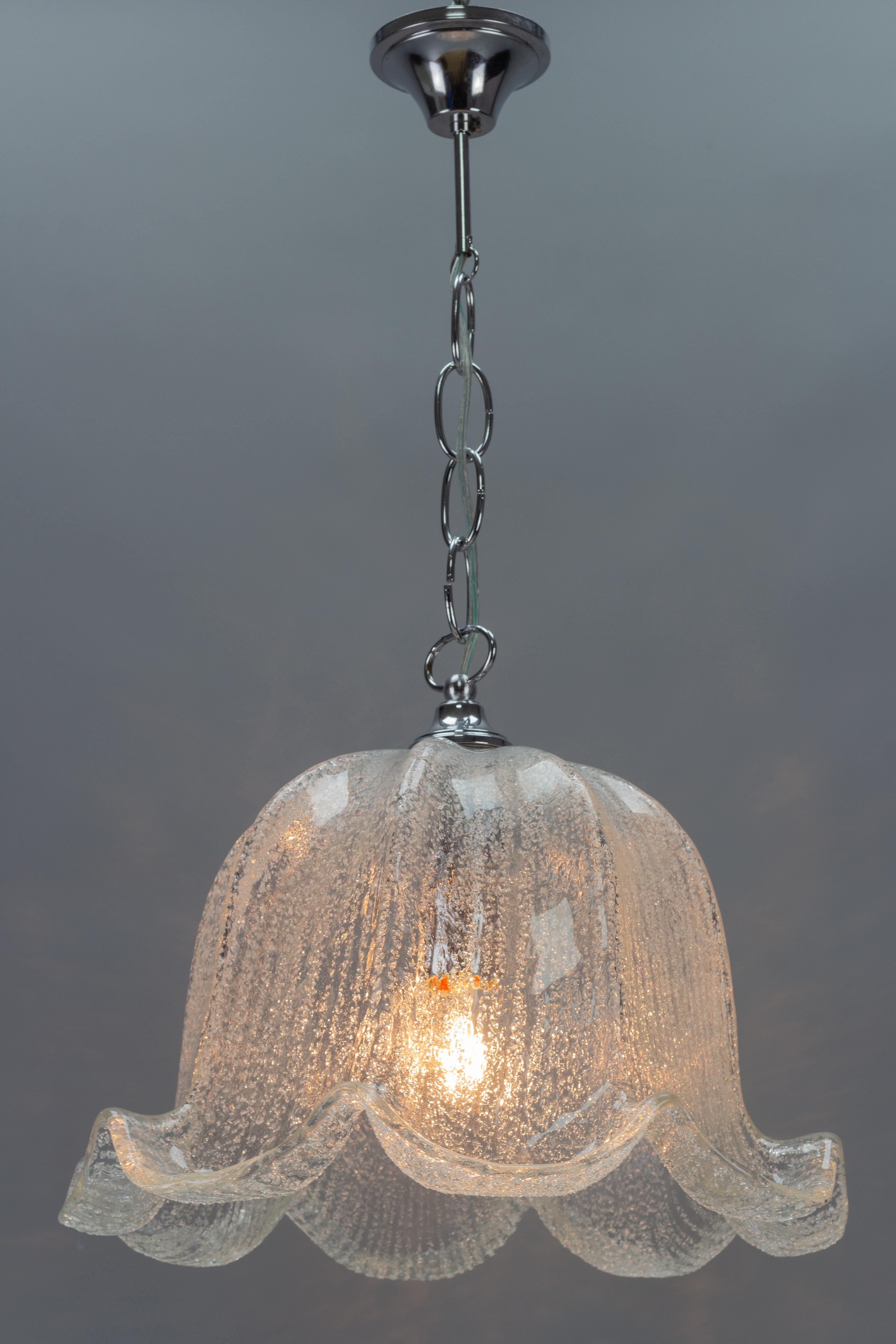 Mid-Century-Hängelampe aus glockenförmigem Eisglas und Chrom (Moderne der Mitte des Jahrhunderts) im Angebot