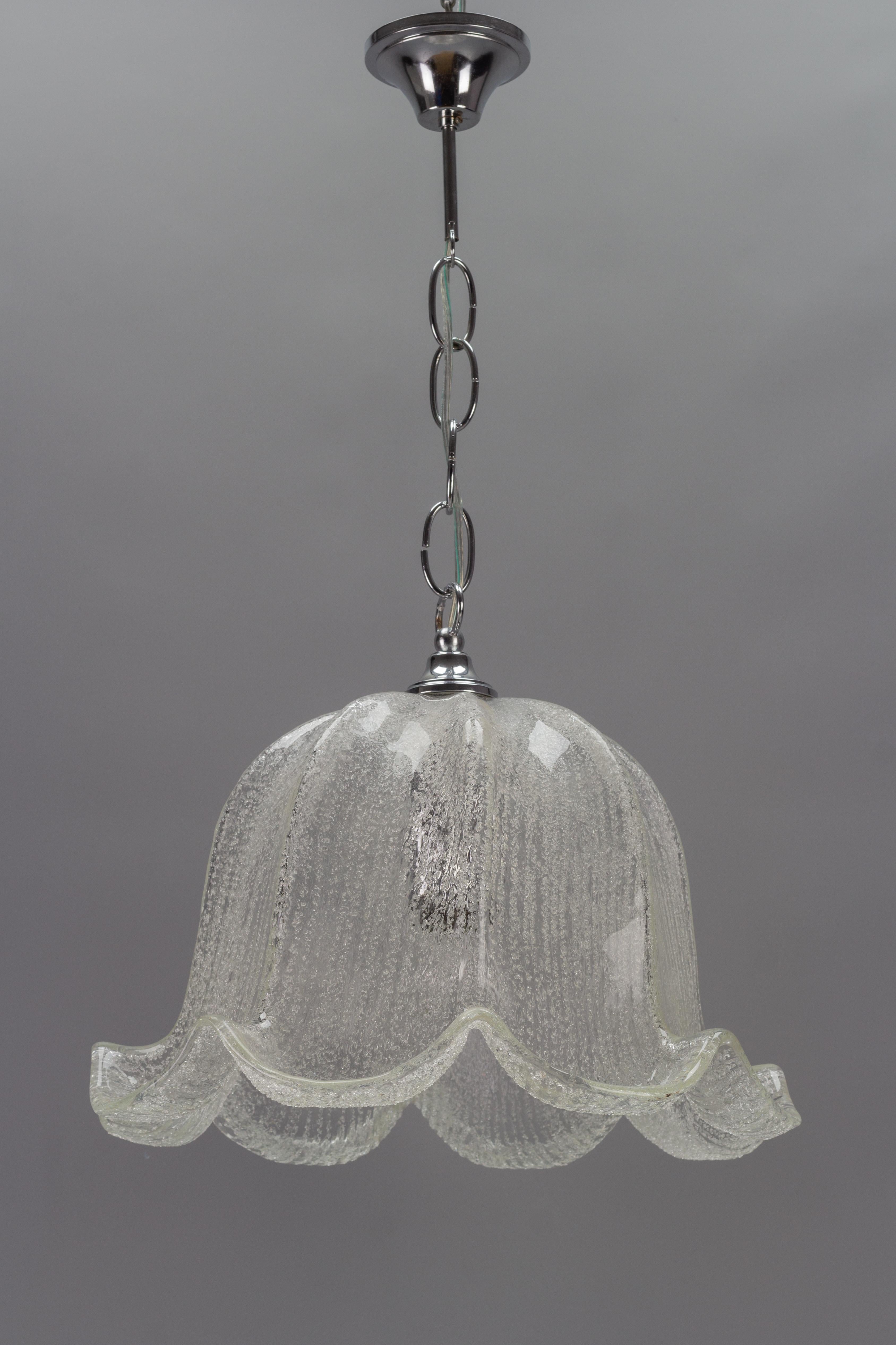 Mid-Century-Hängelampe aus glockenförmigem Eisglas und Chrom (Deutsch) im Angebot