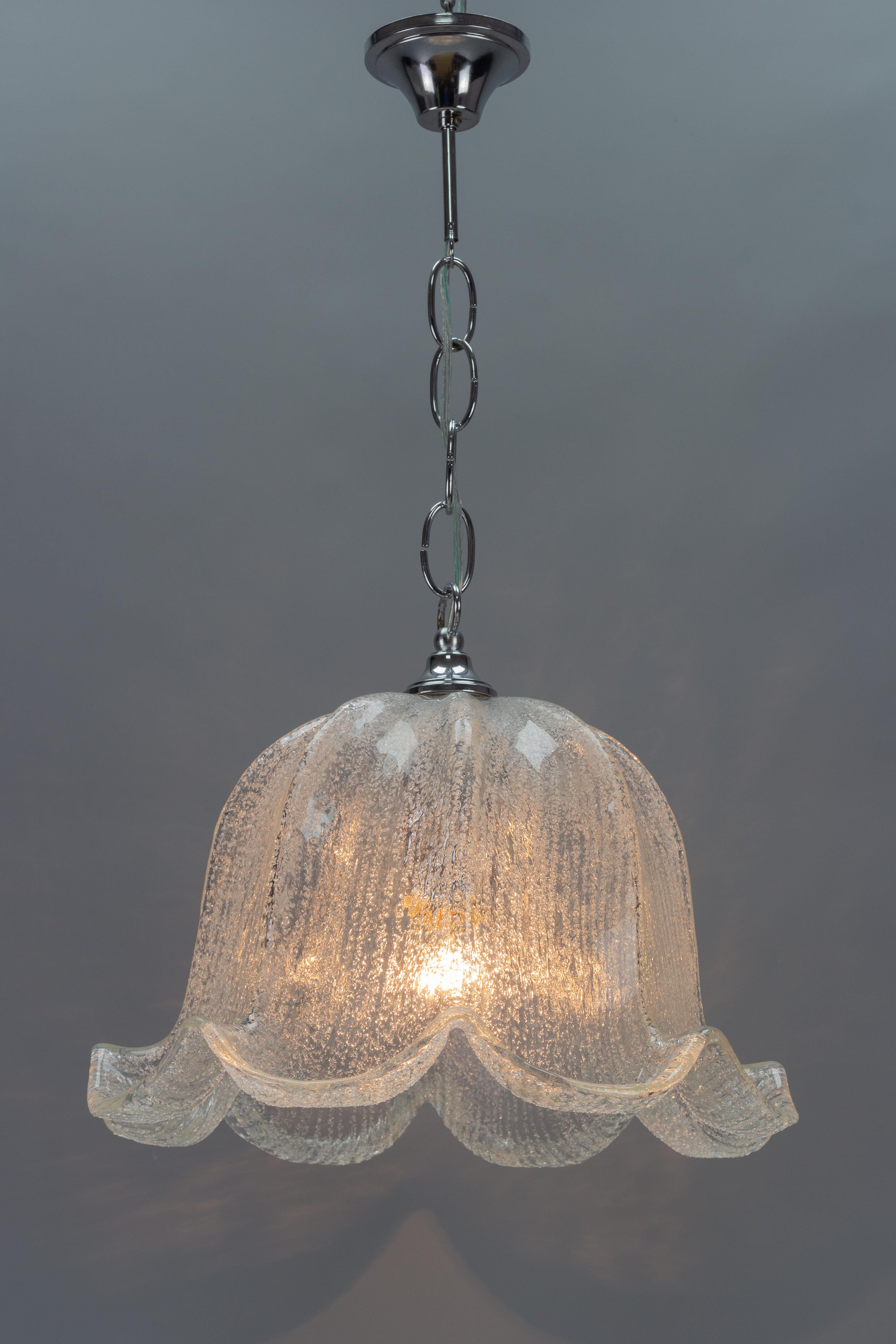 Mid-Century-Hängelampe aus glockenförmigem Eisglas und Chrom im Zustand „Gut“ im Angebot in Barntrup, DE